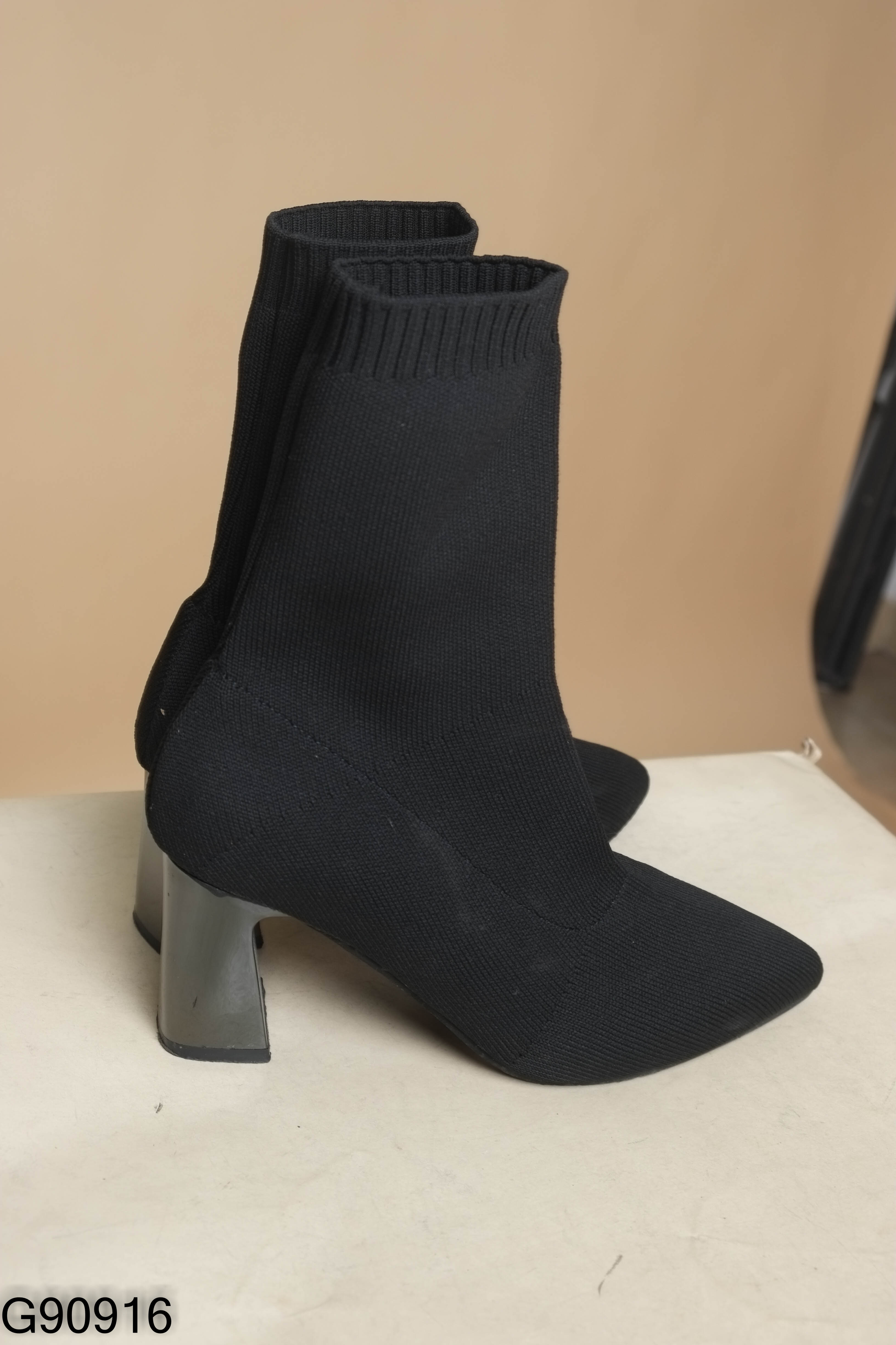 Boots đen cổ thấp mũi nhọn
