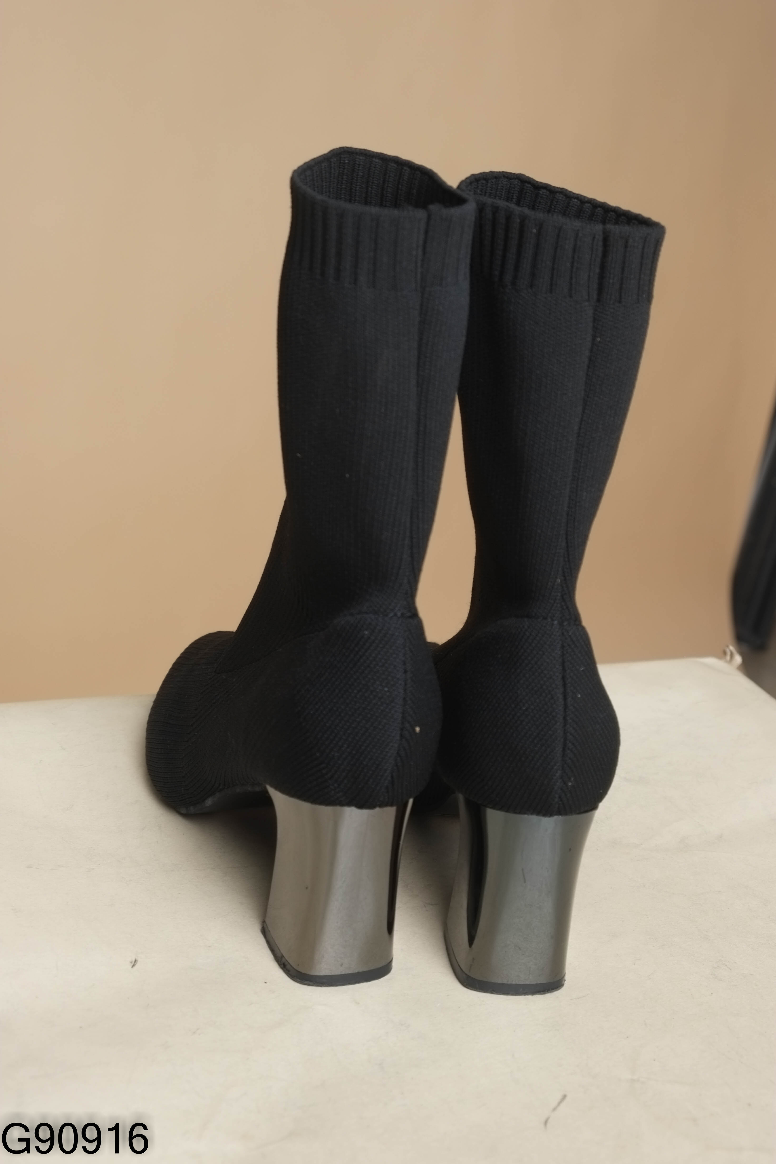 Boots đen cổ thấp mũi nhọn