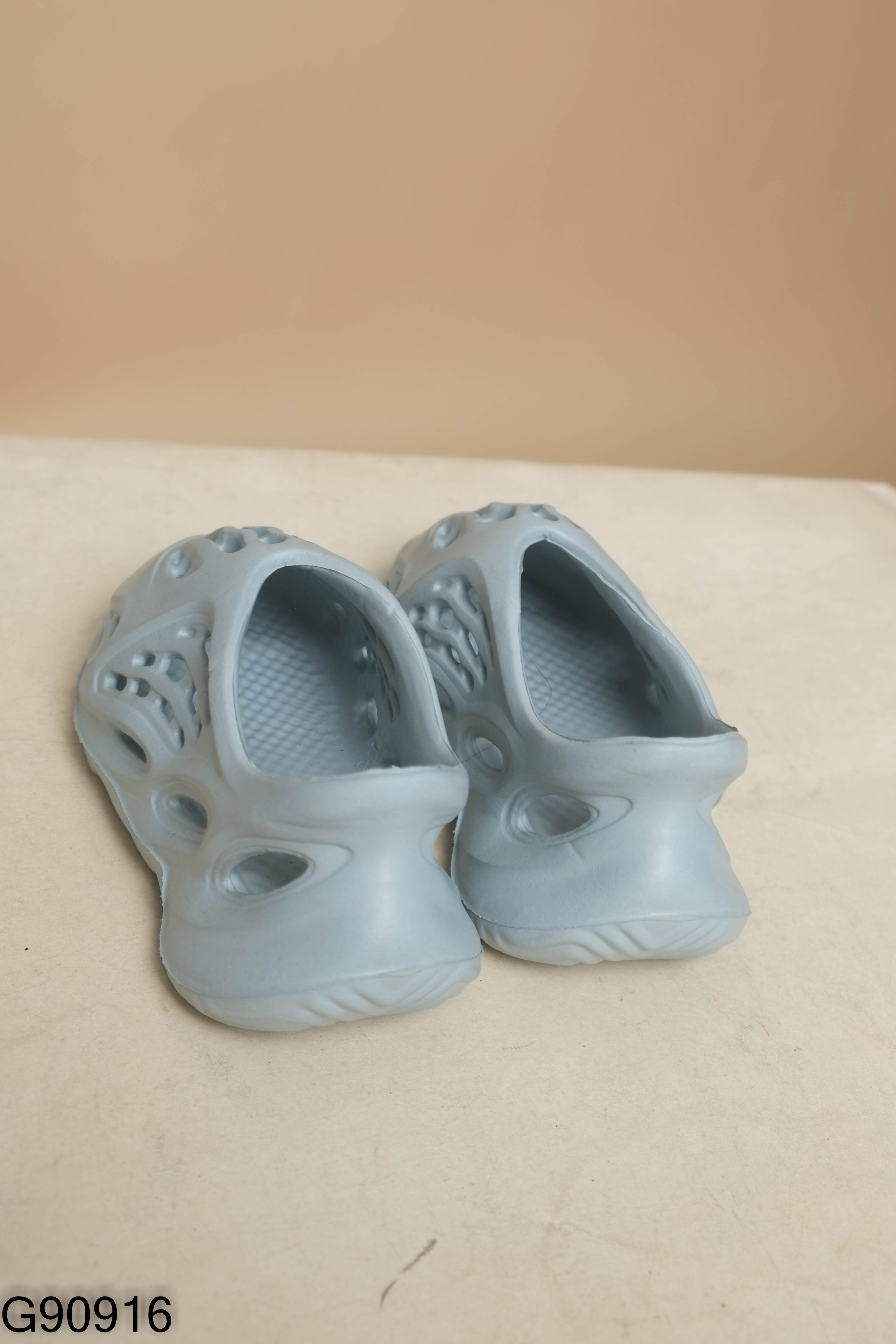 Dép sục xanh lỗ KIDS