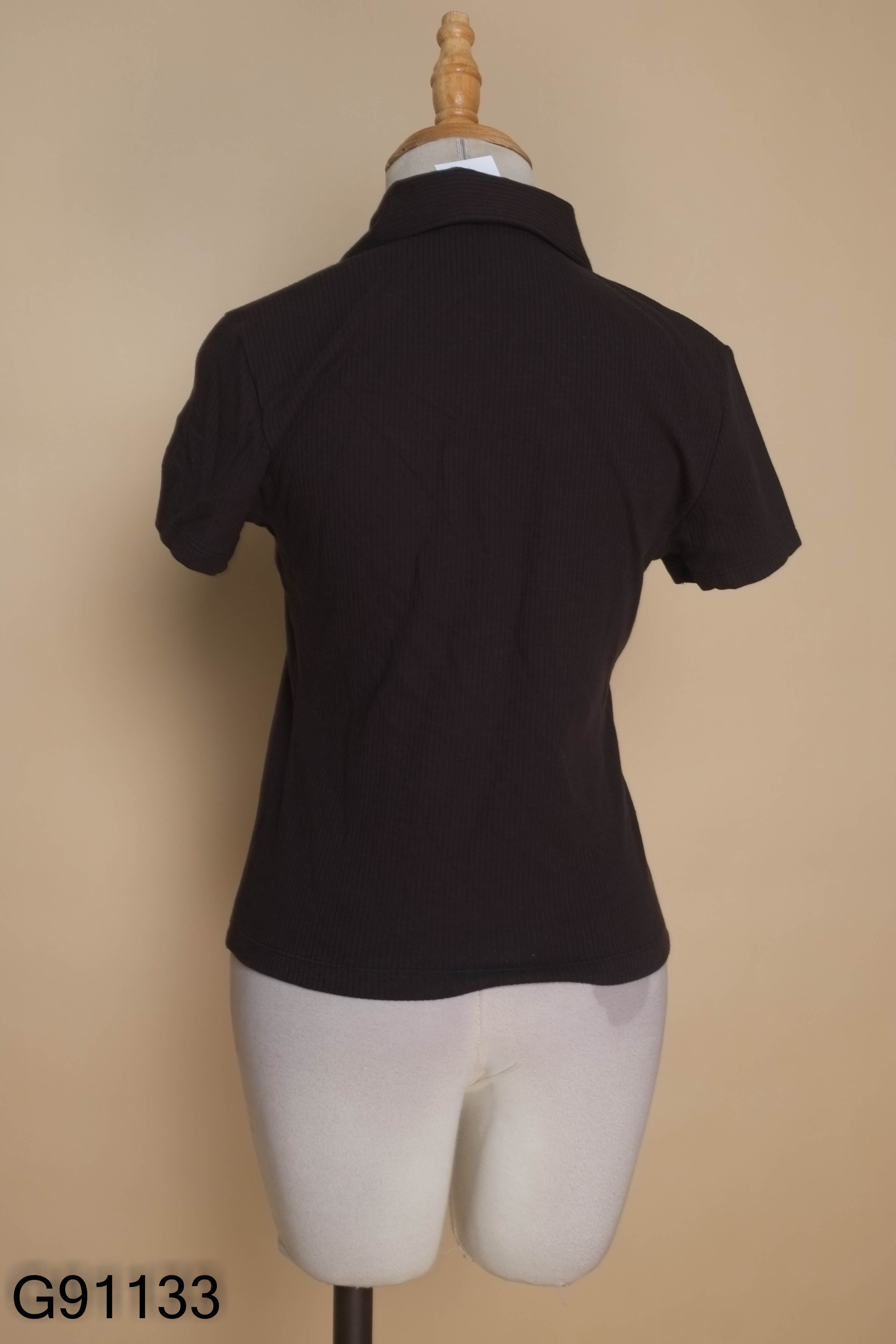 Áo đen UNIQLO cổ bẻ