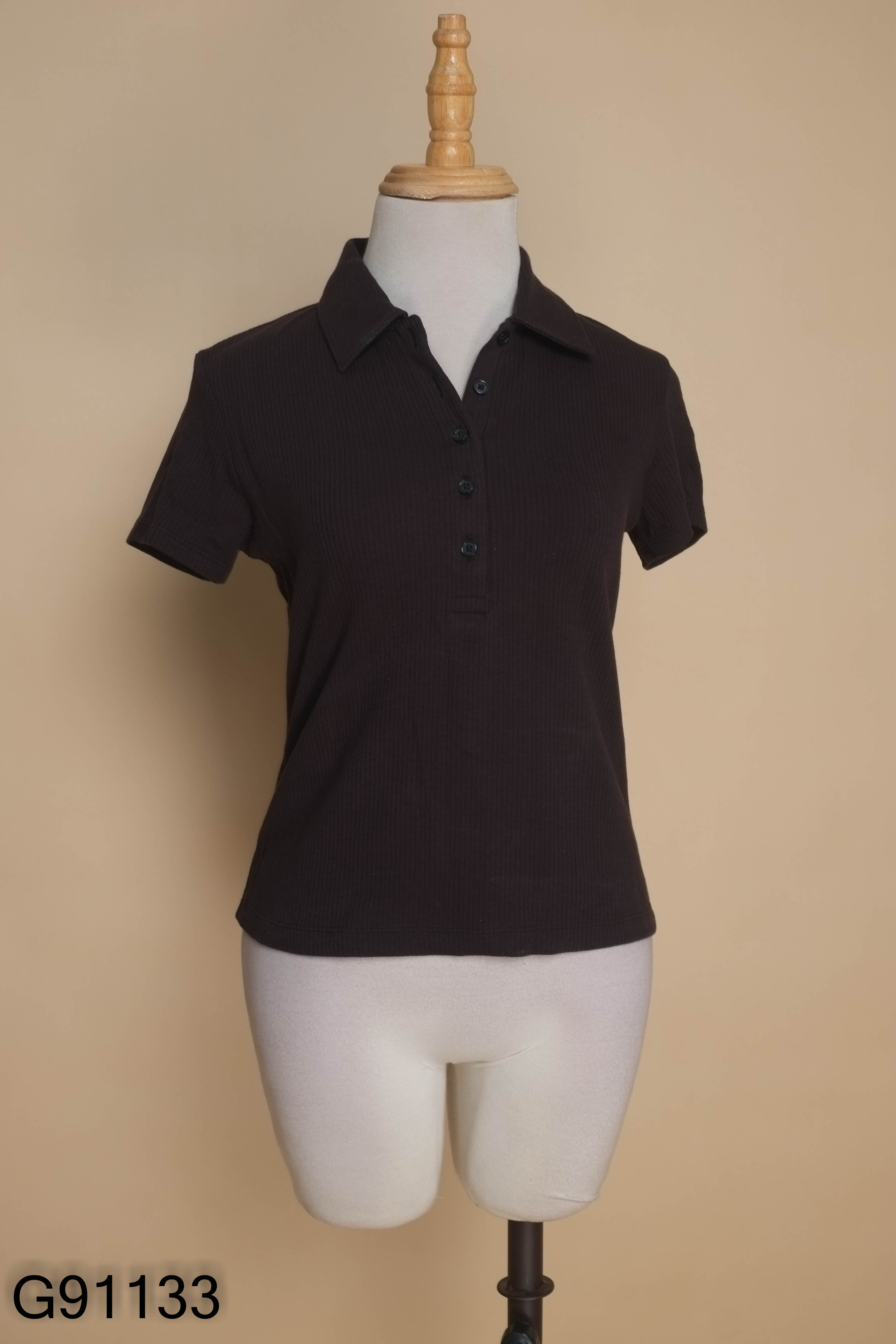 Áo đen UNIQLO cổ bẻ