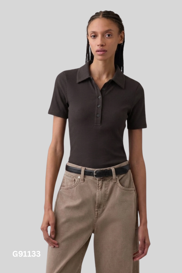 Áo đen UNIQLO cổ bẻ