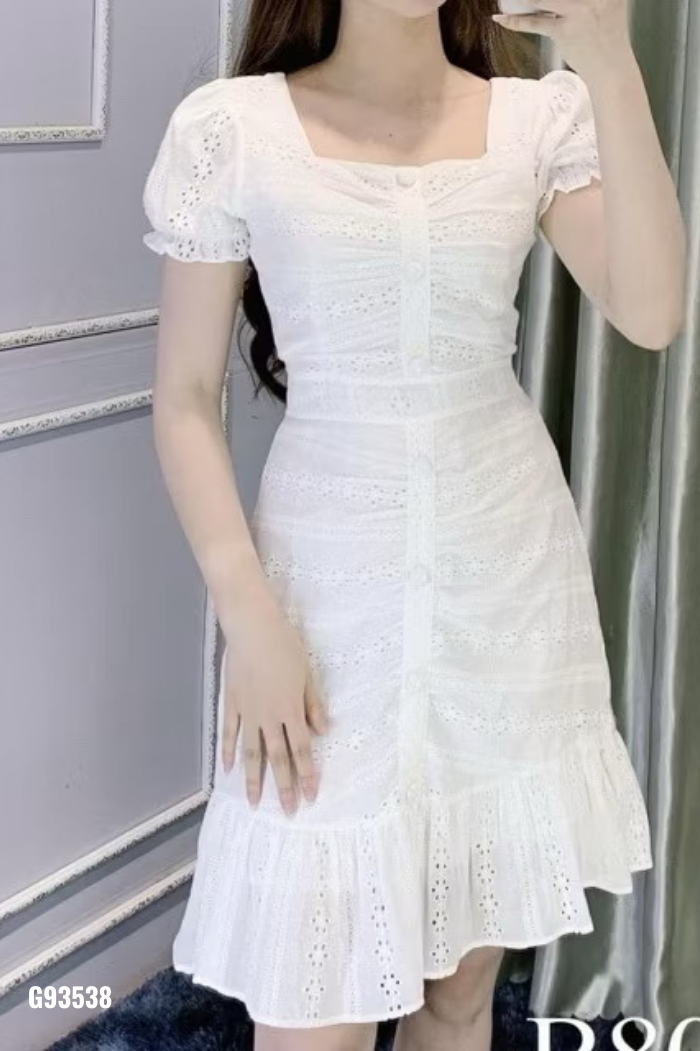Váy trắng dập hoa phối cúc