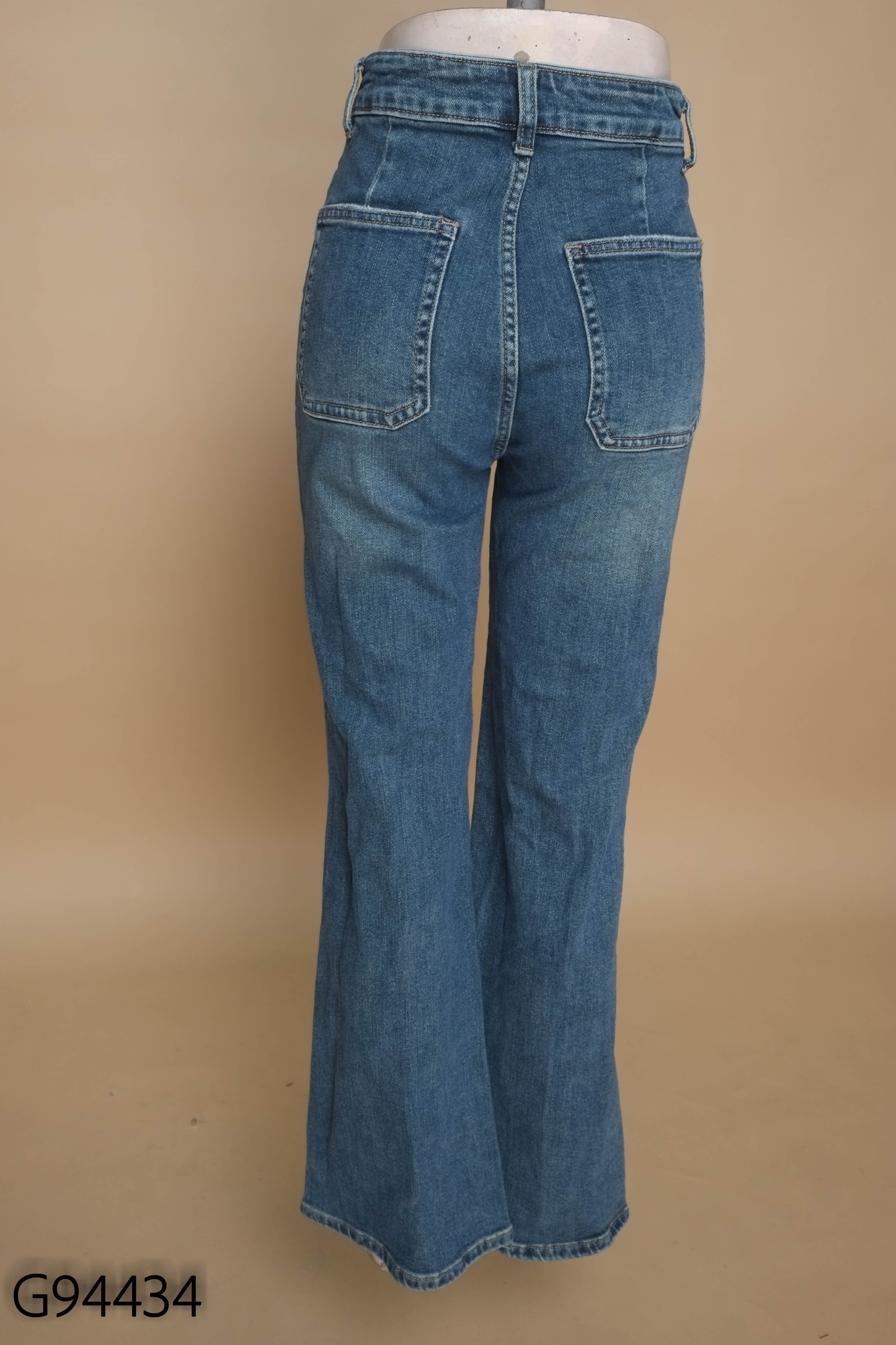 Quần jeans xanh dáng loe