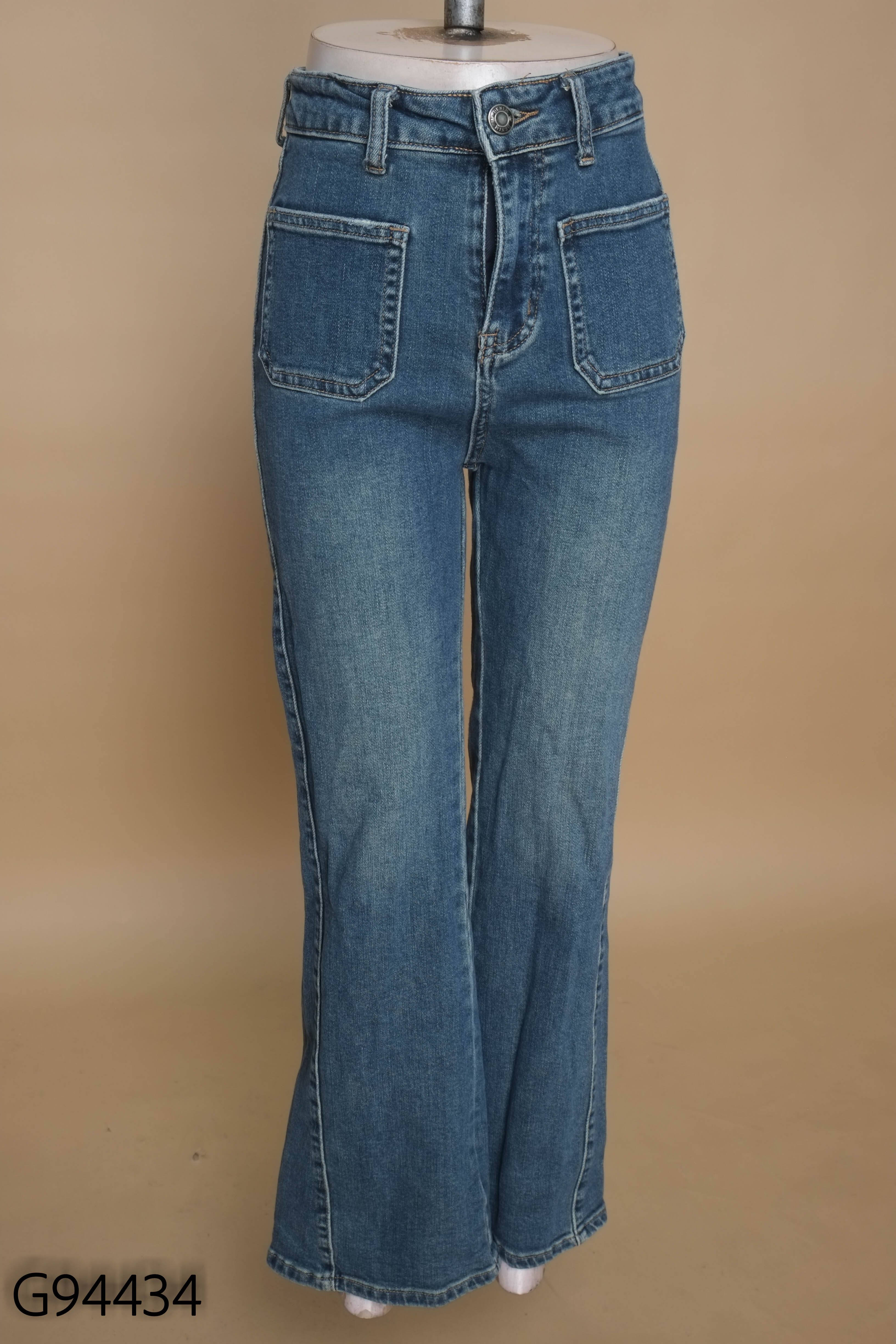 Quần jeans xanh dáng loe