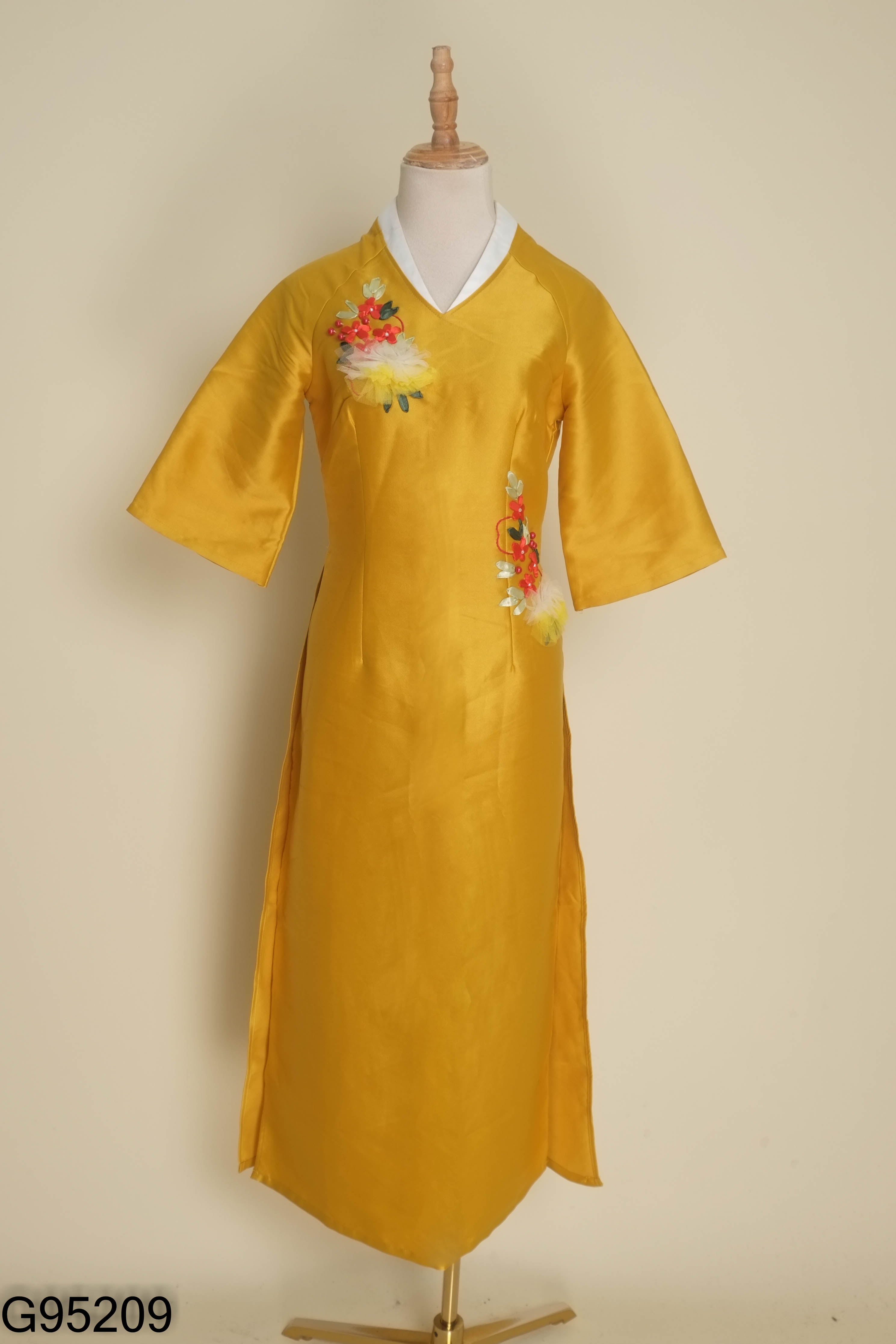 Áo dài vàng thêu hoa (không quần)