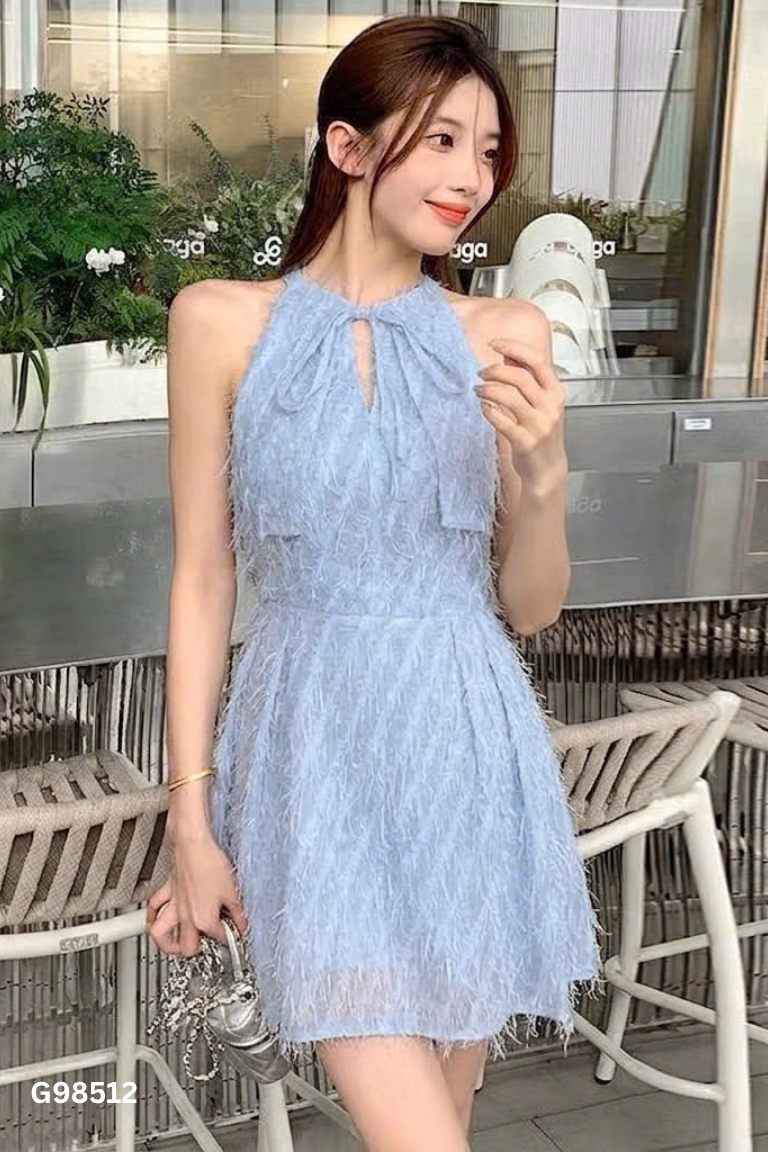Váy xanh ngắn đính lông