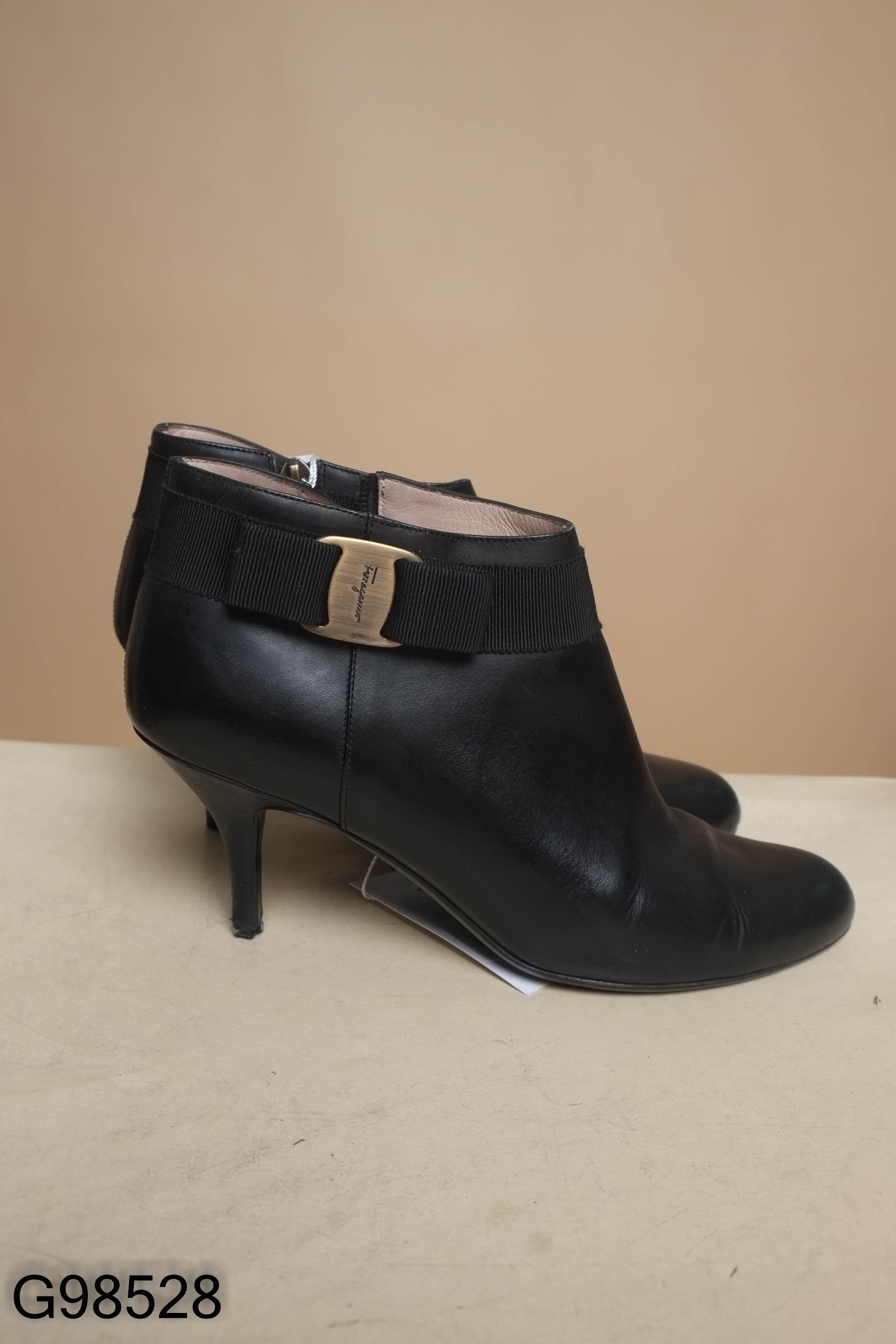 Bốt lửng SALVATORE FERRAGAMO da đen (AUTH)