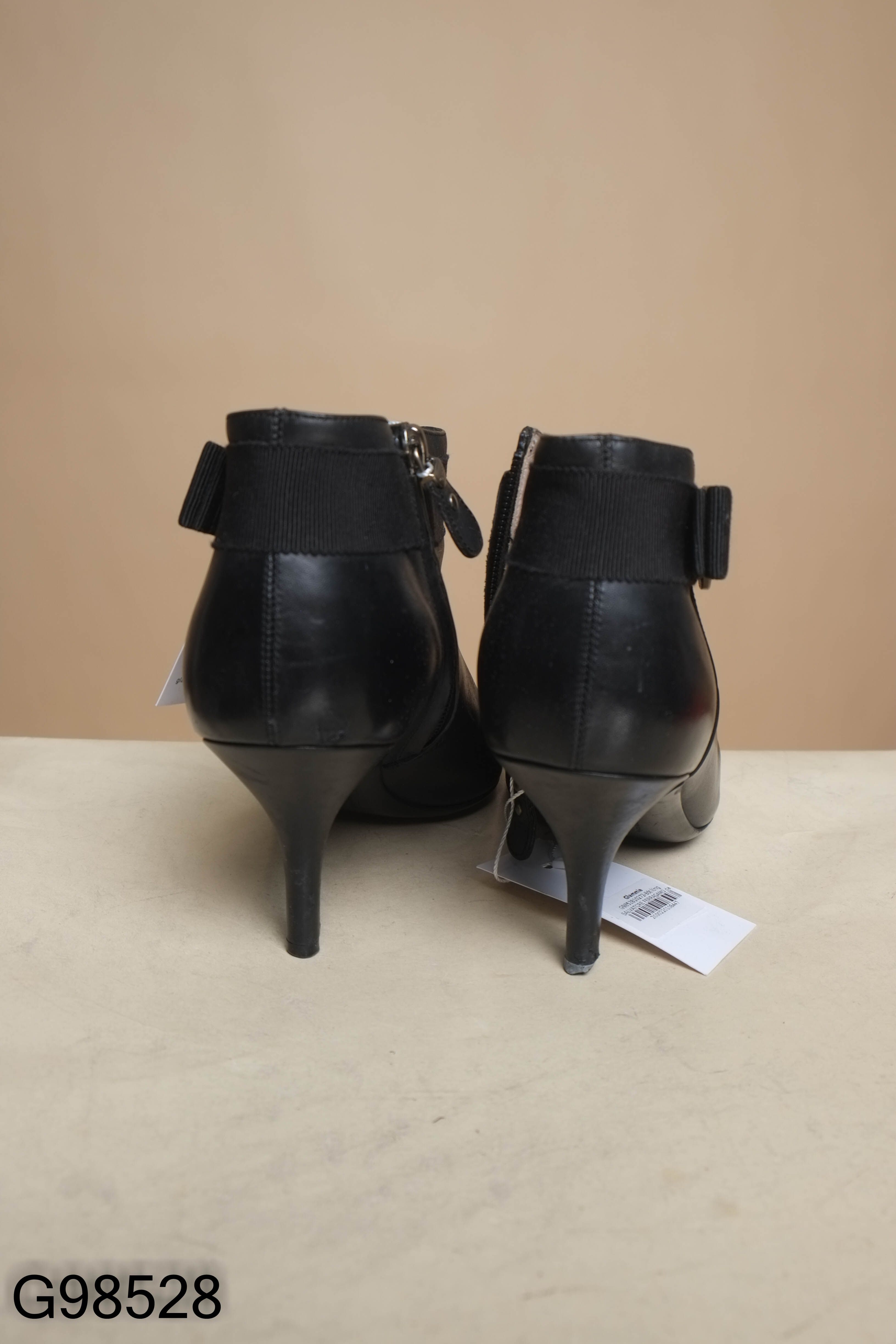 Bốt lửng SALVATORE FERRAGAMO da đen (AUTH)