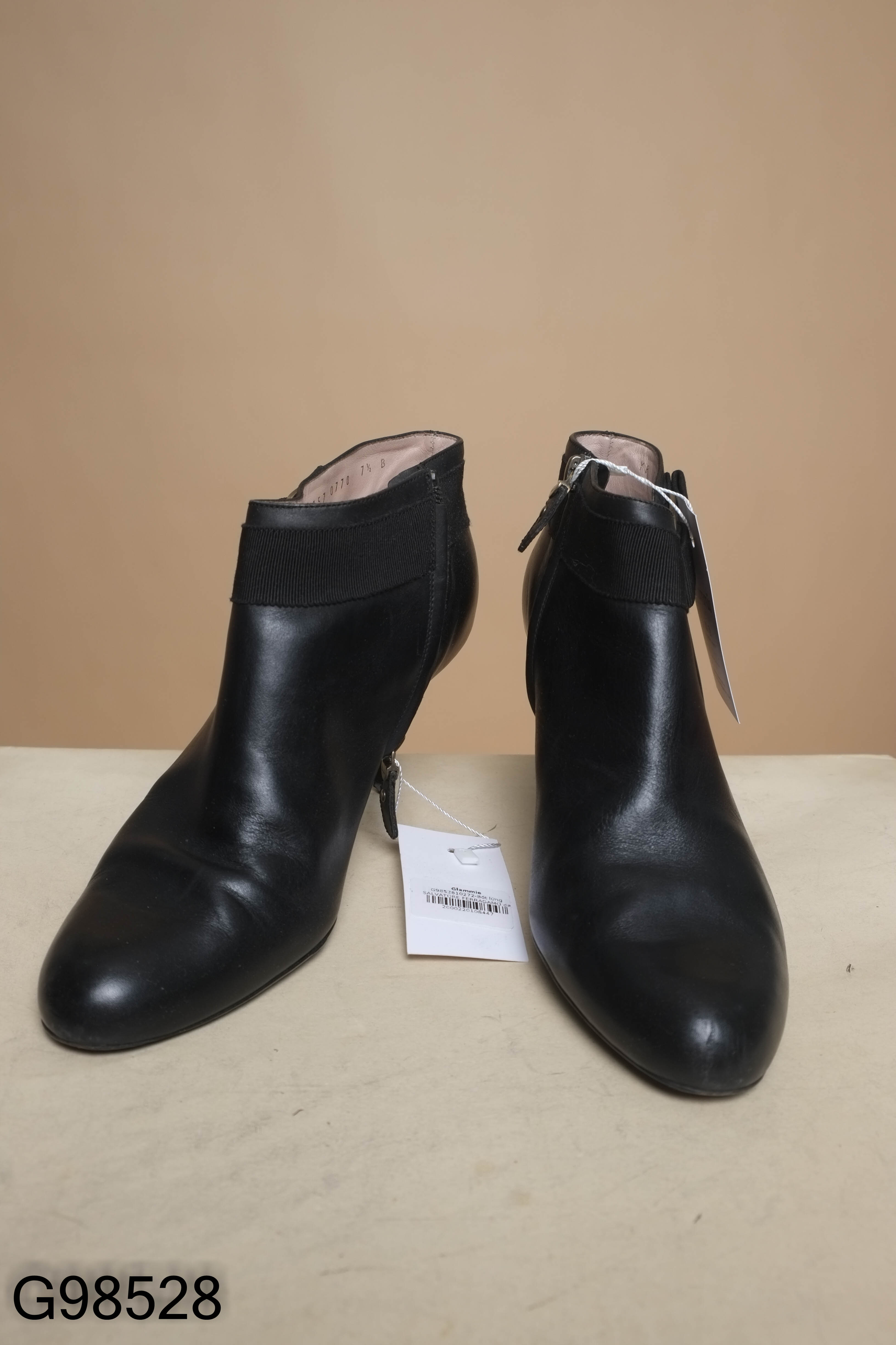 Bốt lửng SALVATORE FERRAGAMO da đen (AUTH)