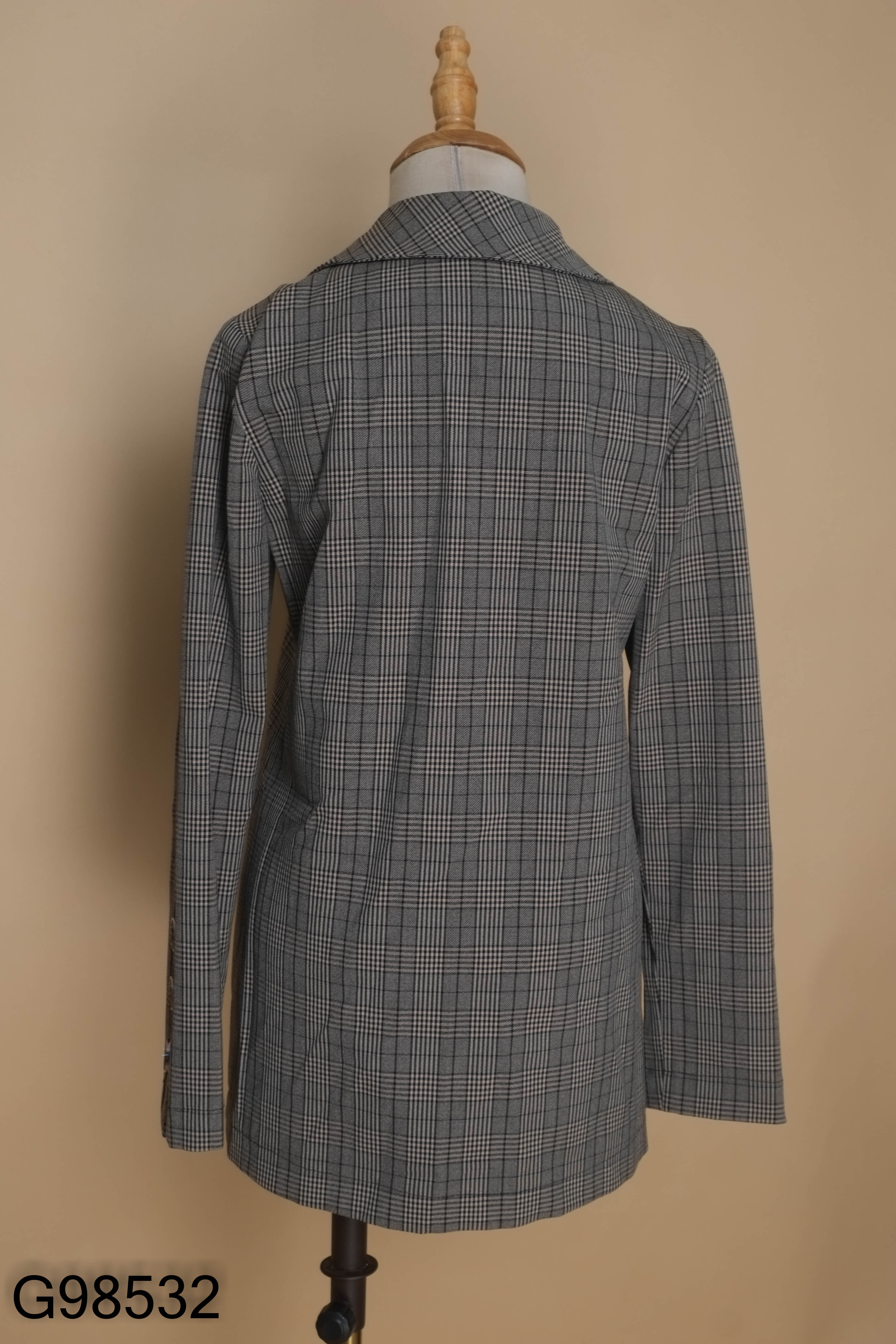 Áo vest đen kẻ phối khuy