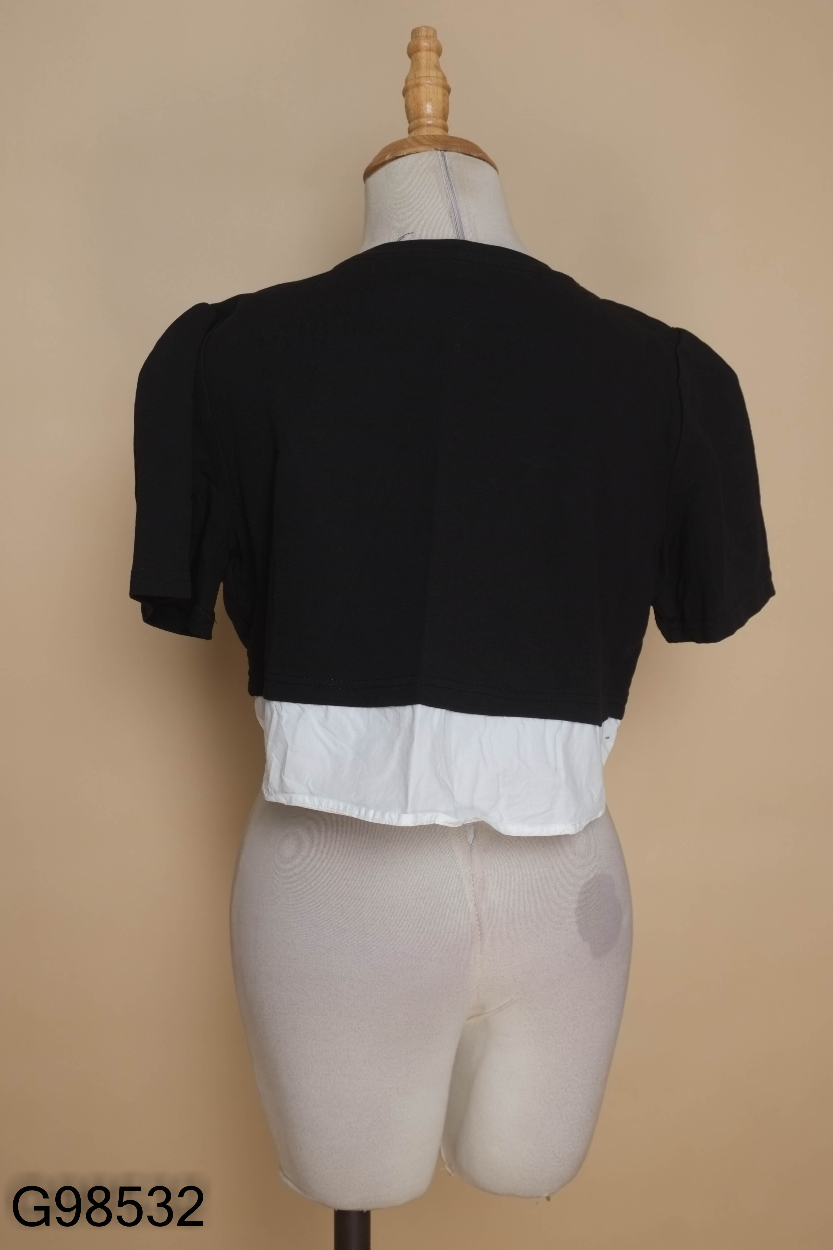 Áo crotop đen phối trắng thêu chữ