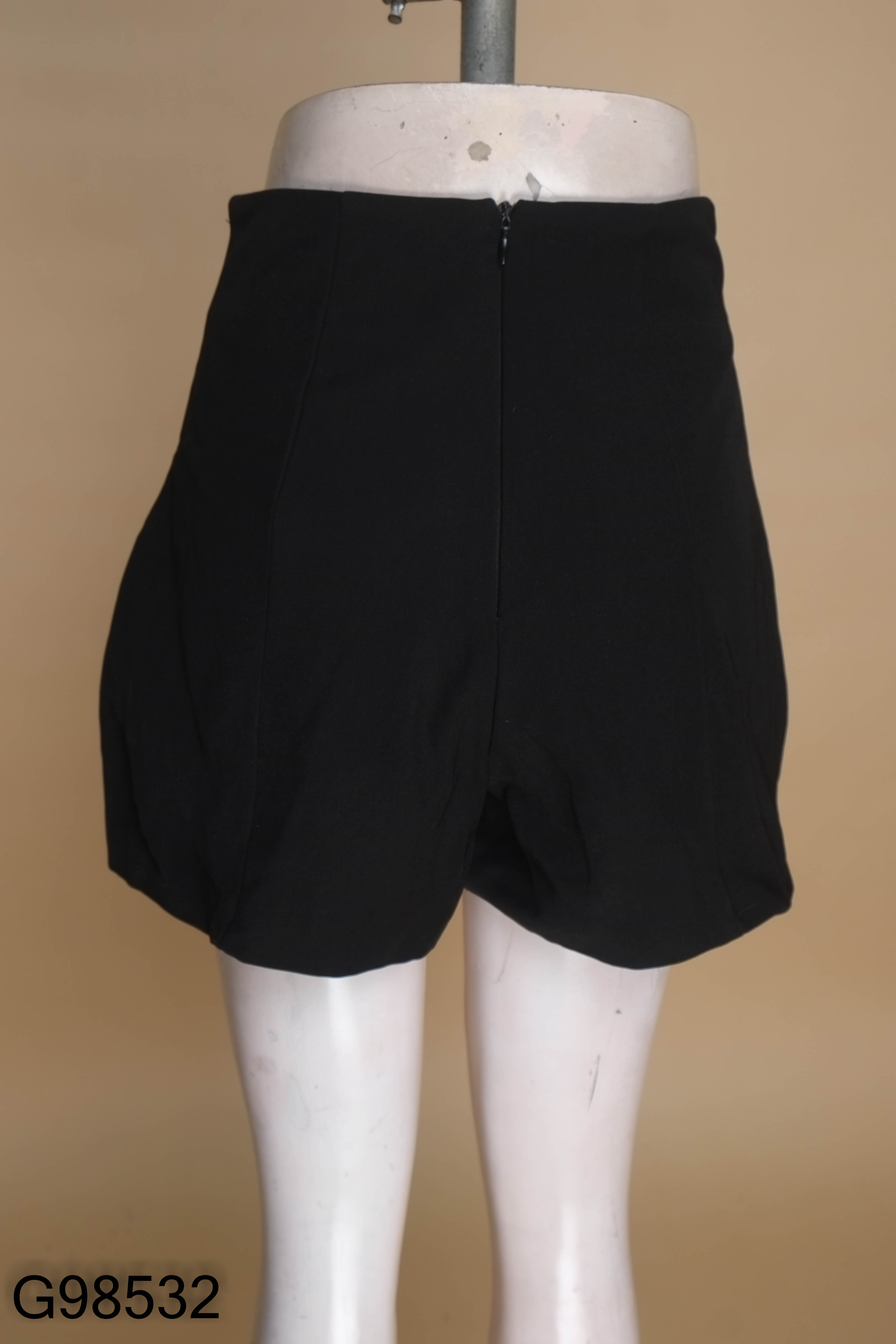 Quần short đen trơn cạp cao
