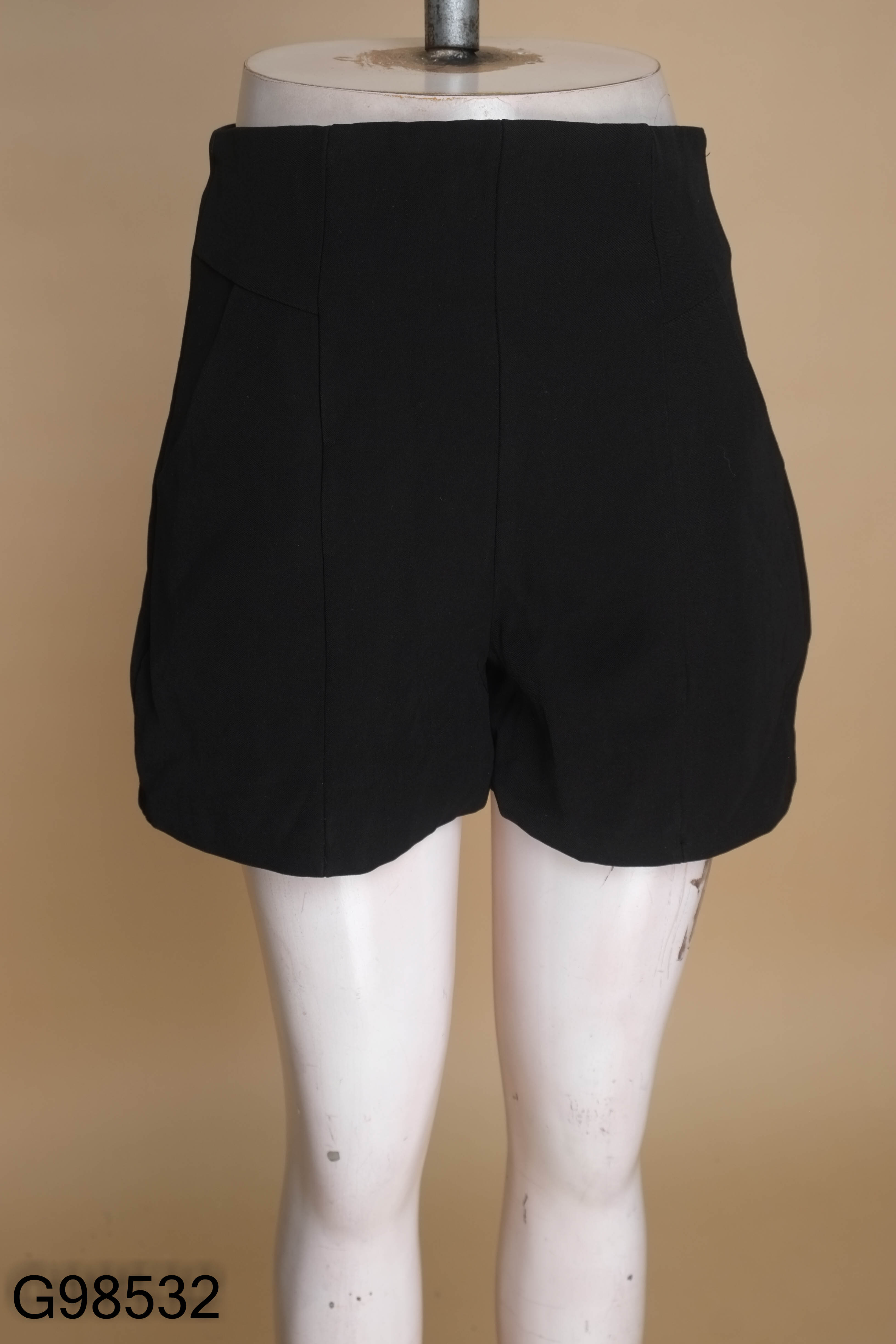 Quần short đen trơn cạp cao