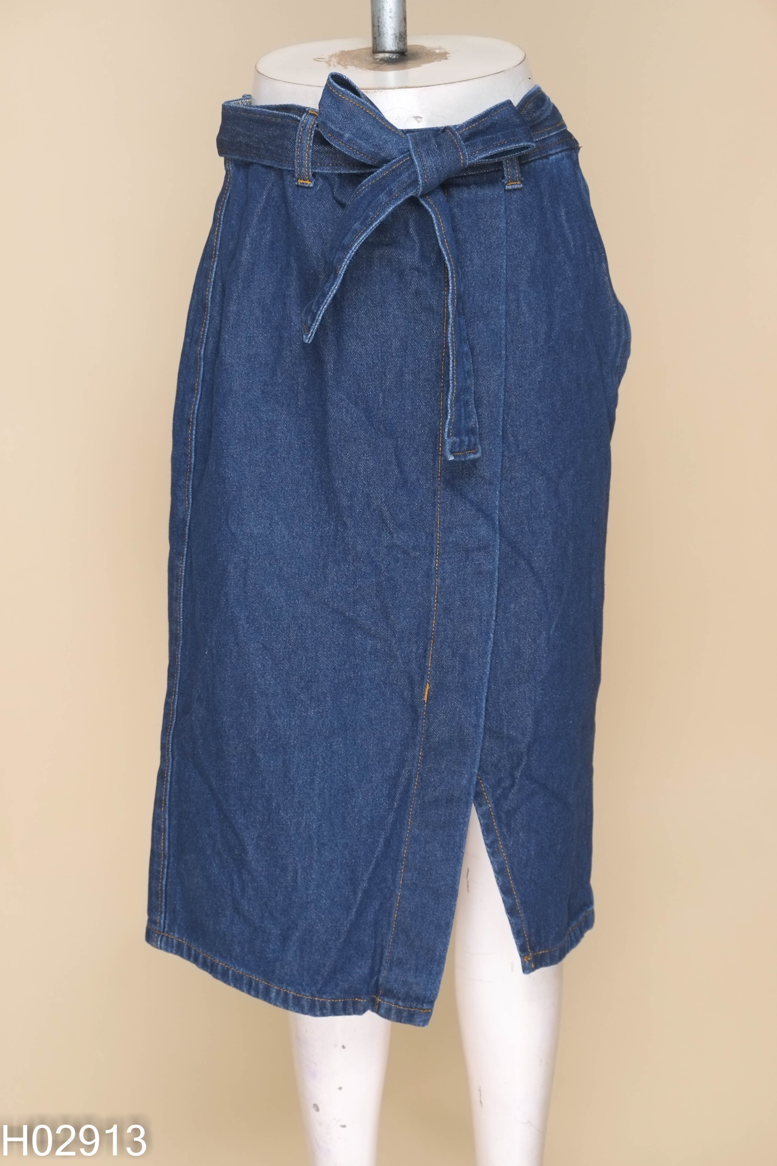 Chân váy jeans xanh GU phối dây