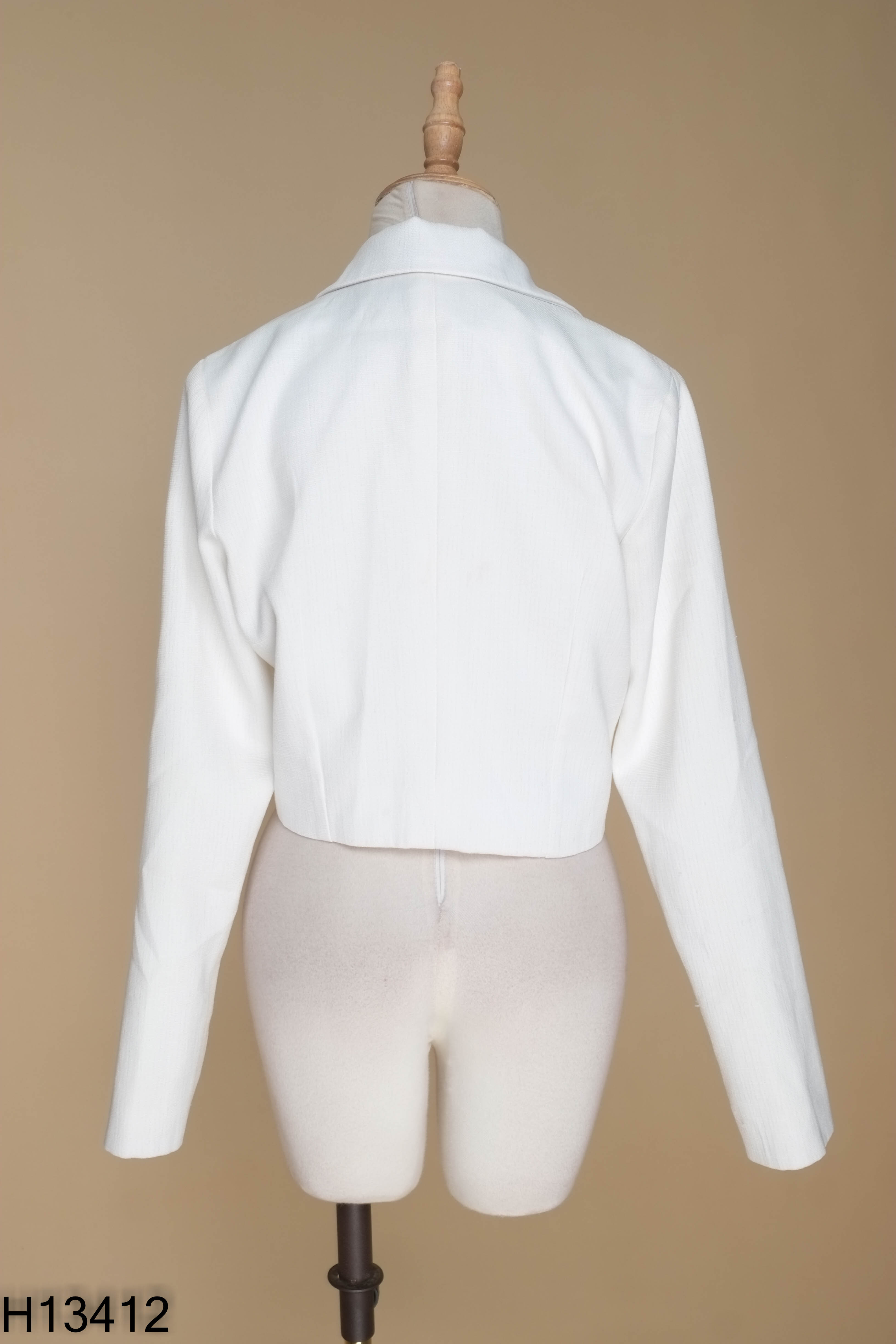 Áo trắng cổ vest cúc ngọc