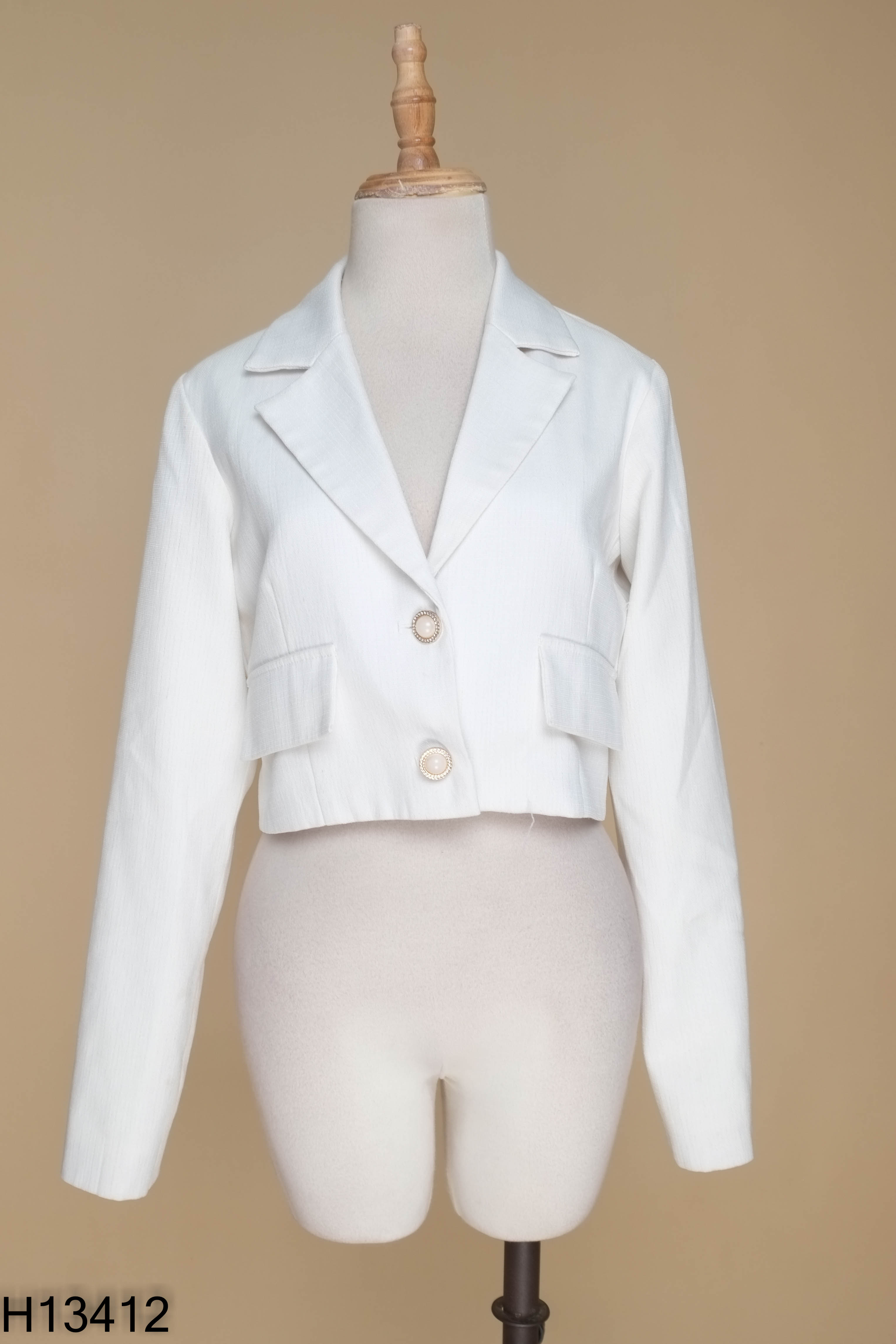 Áo trắng cổ vest cúc ngọc