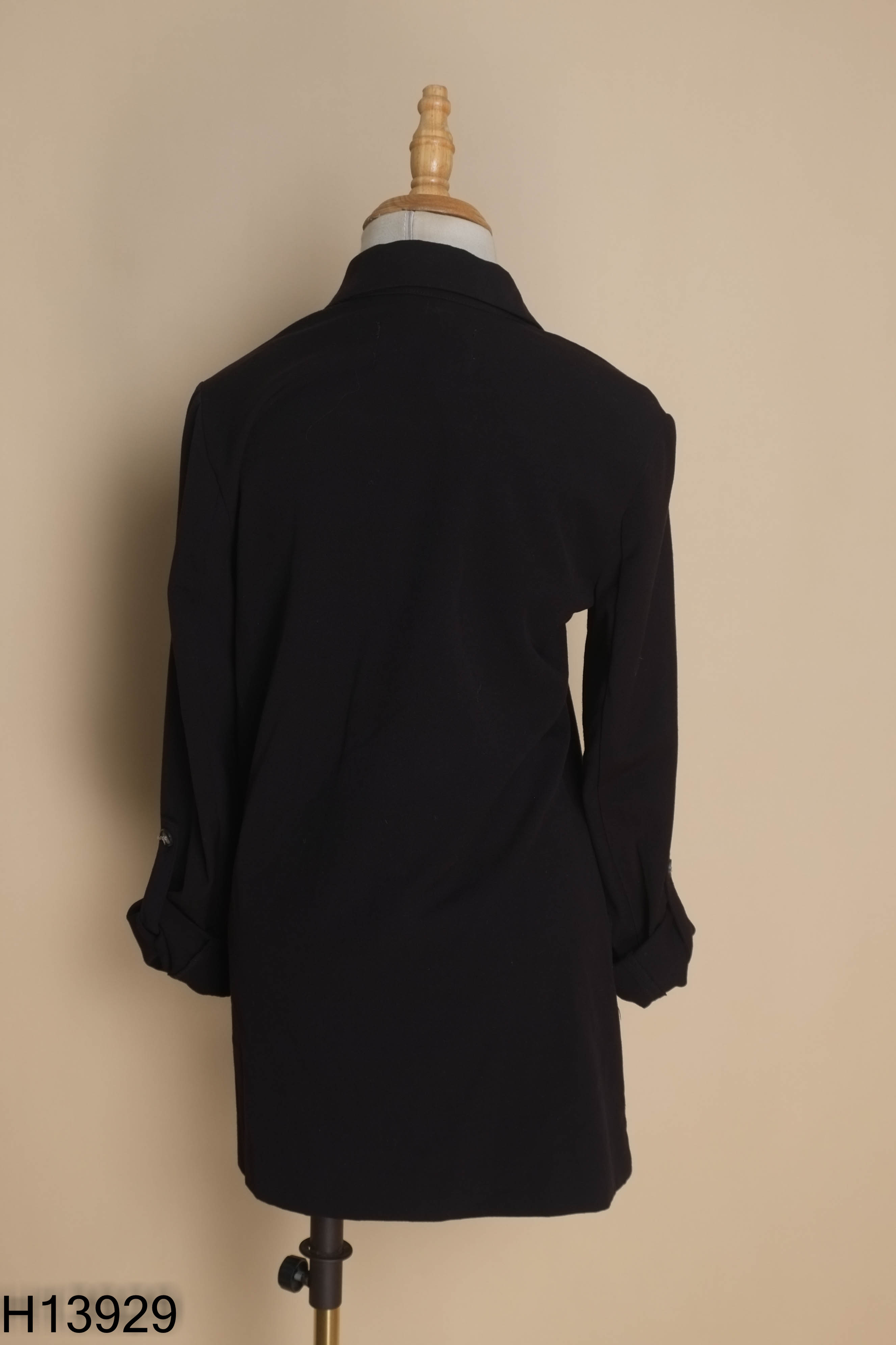Áo STRADIVARIUS cổ vest đen