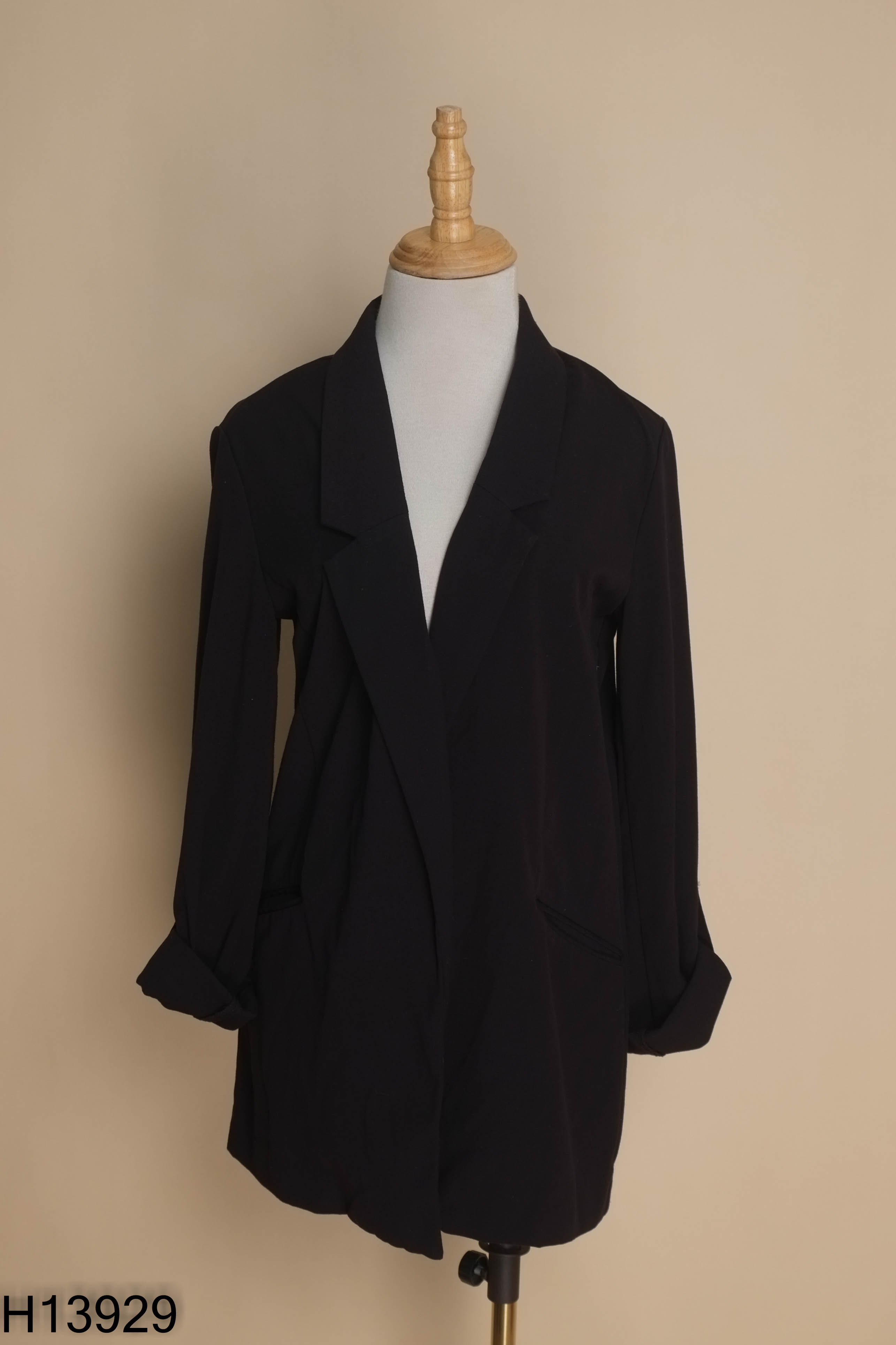 Áo STRADIVARIUS cổ vest đen