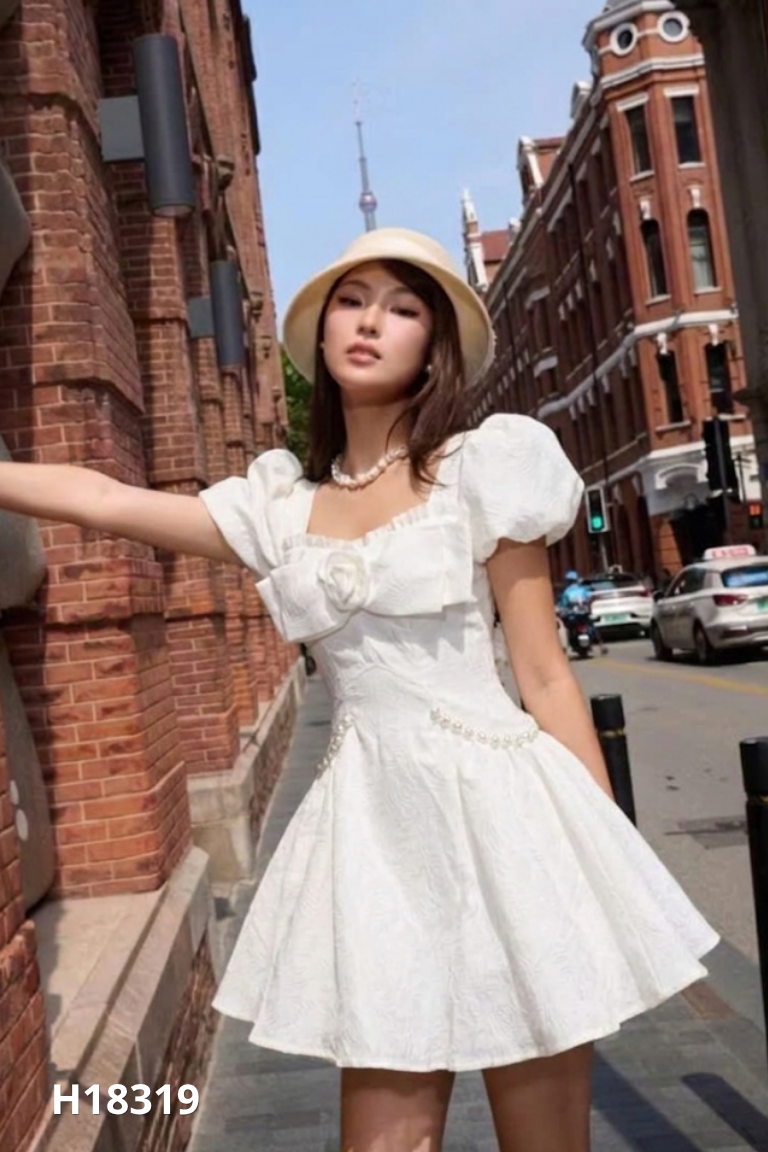 Váy trắng tay bồng đính ngọc trai