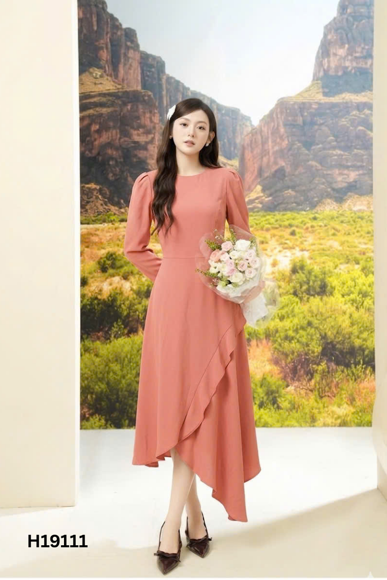 Váy đỏ tay dài cổ tròn
