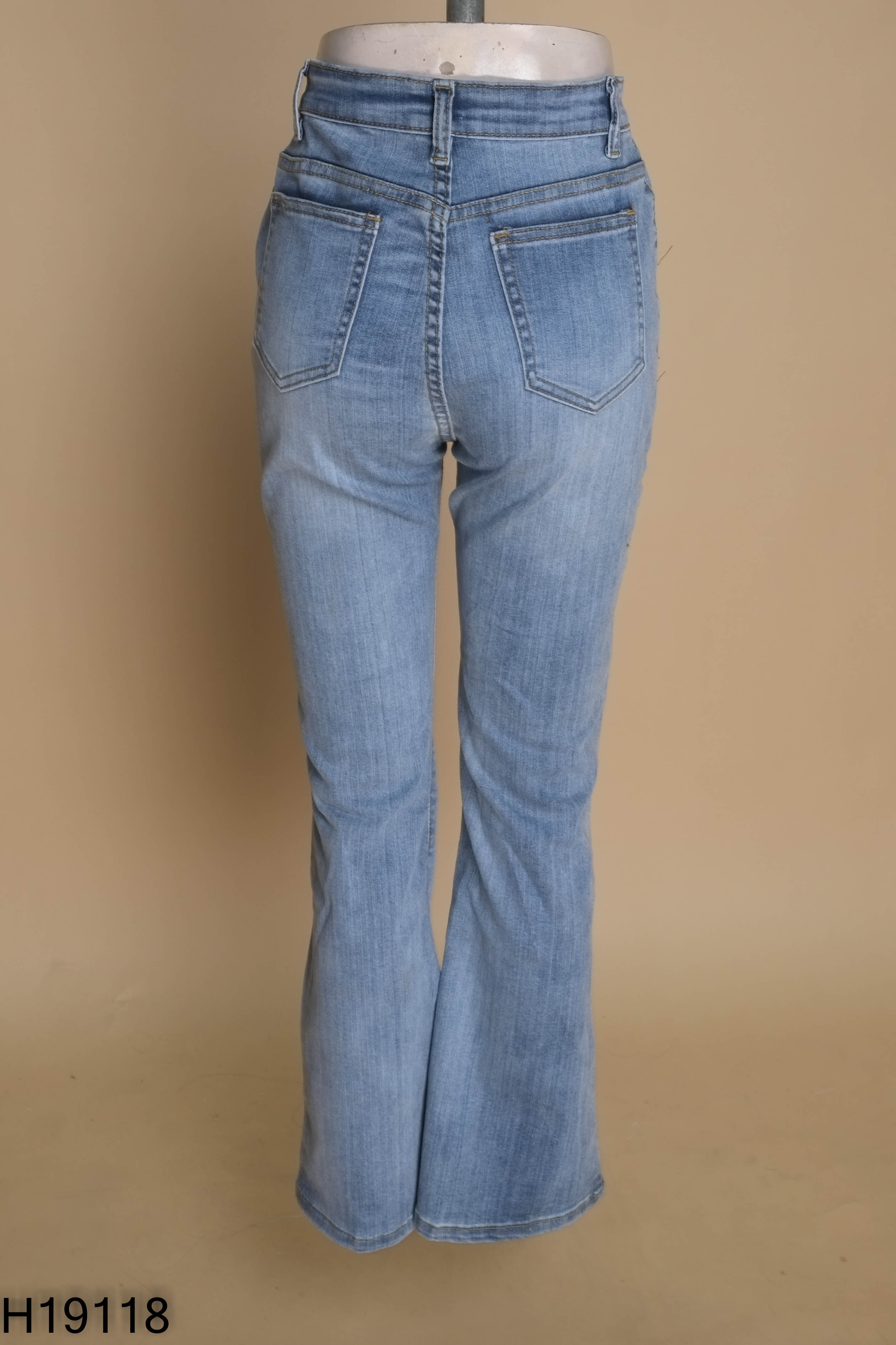 Quần jeans xanh trơn ống loe