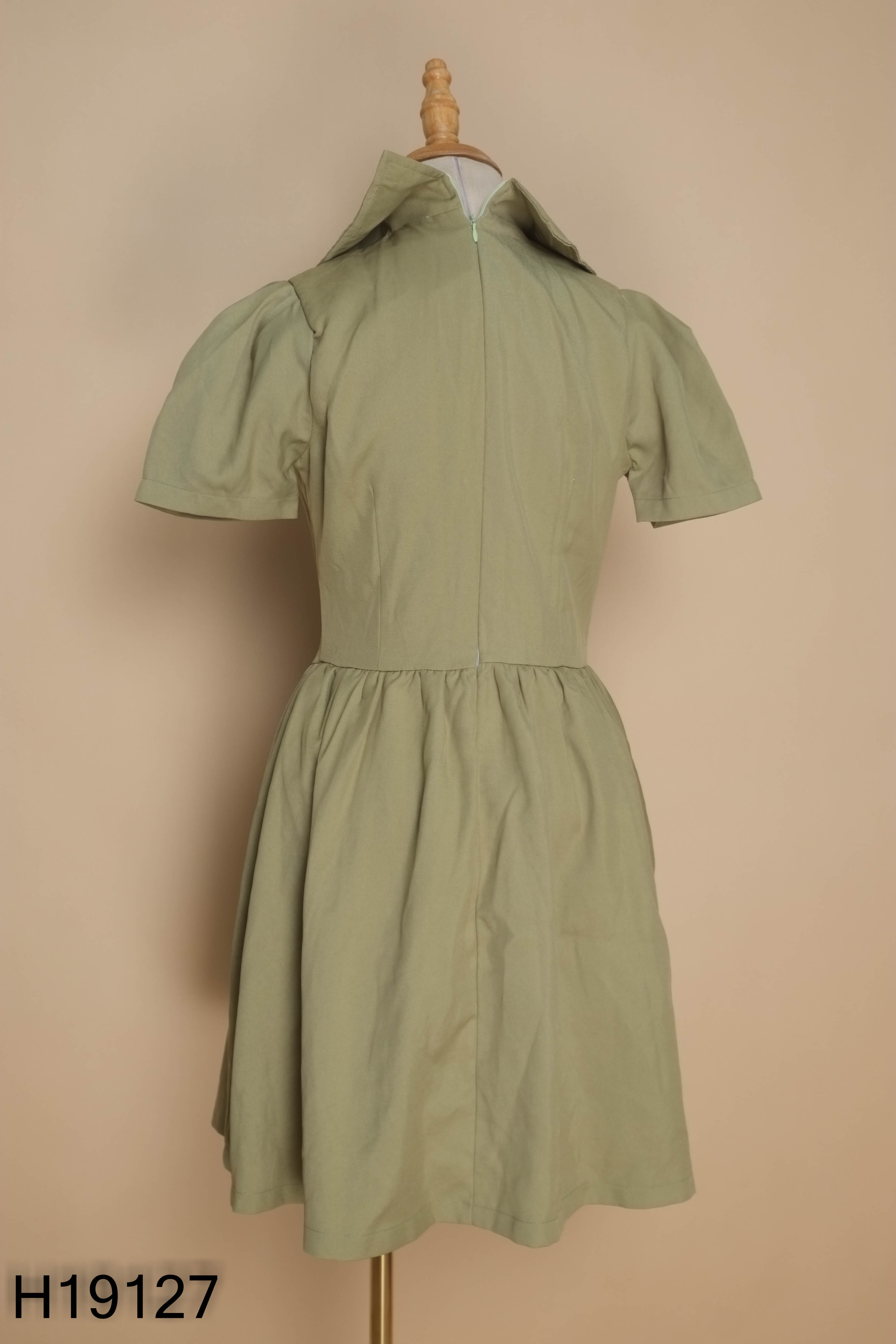 Váy xanh cổ vest phối cúc