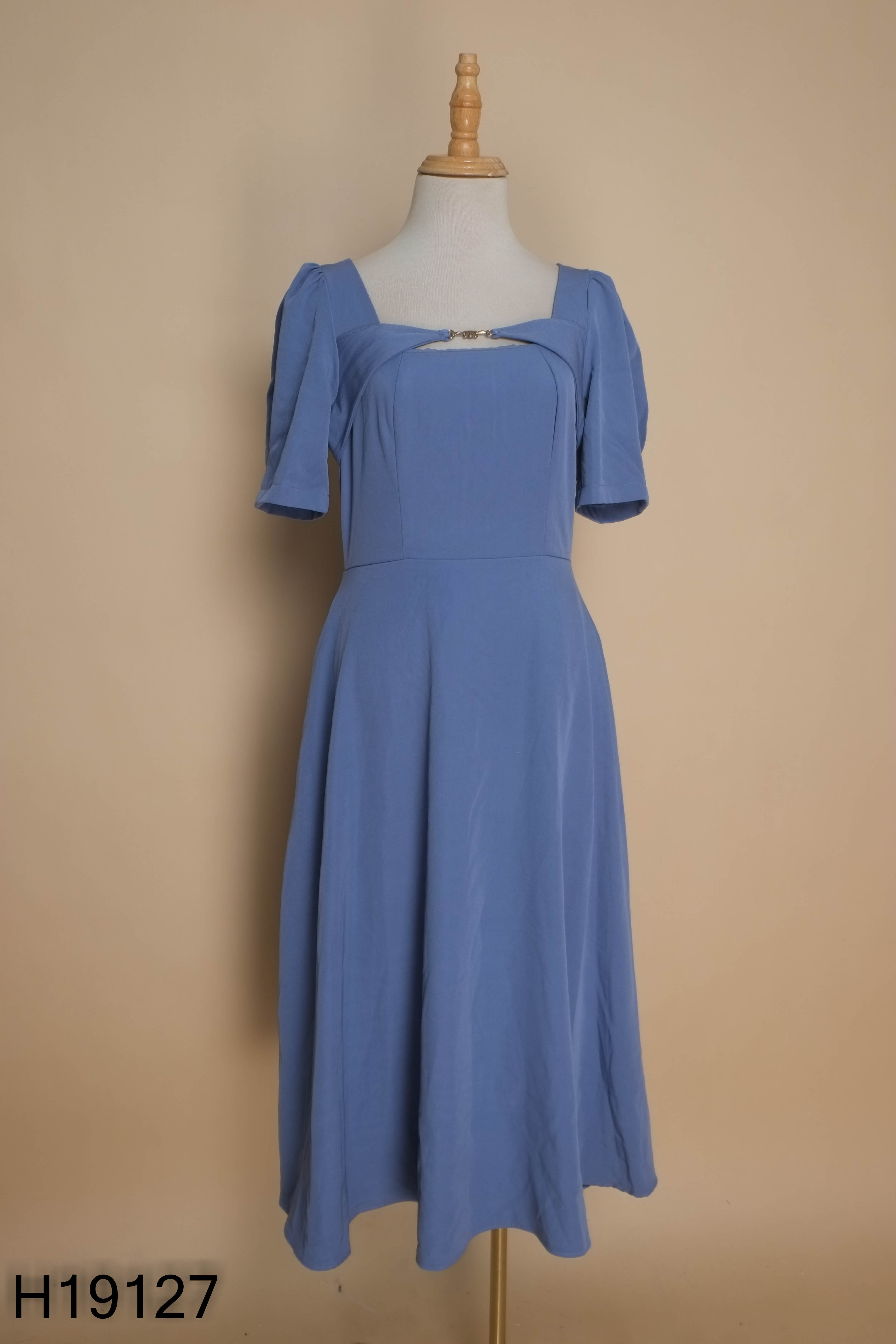 Váy xanh MẨU BOUTIQUE cổ vuông