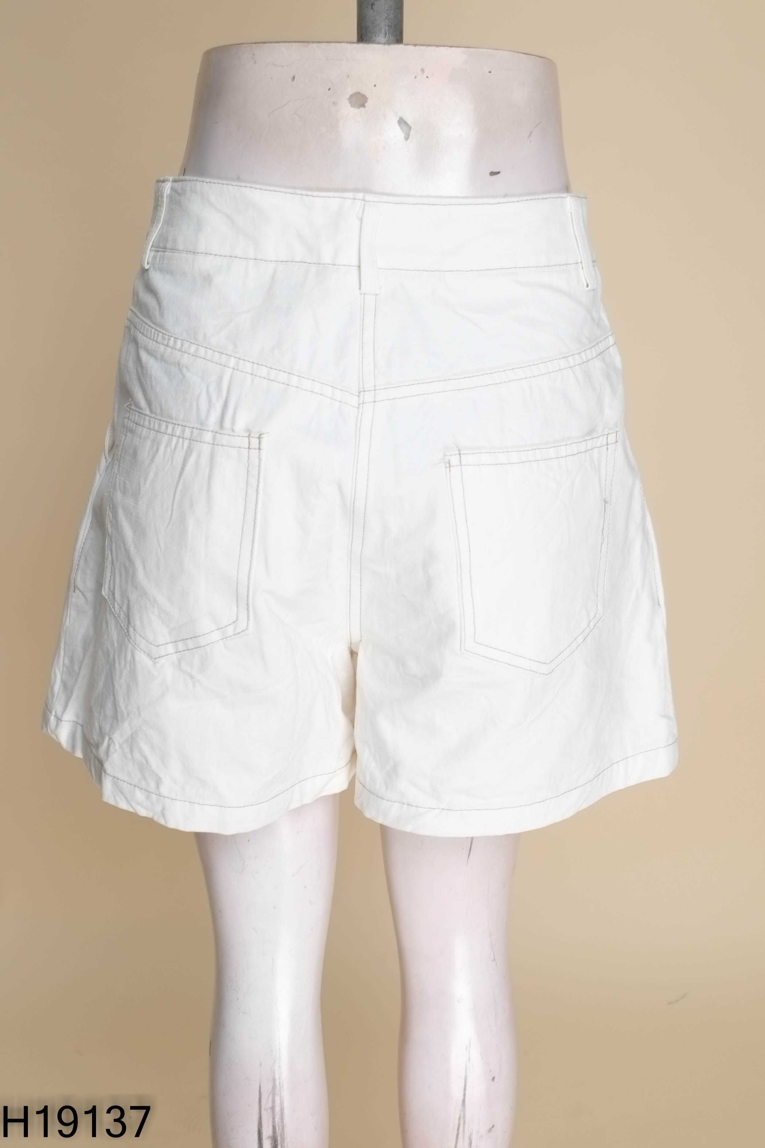 Quần shorts trắng