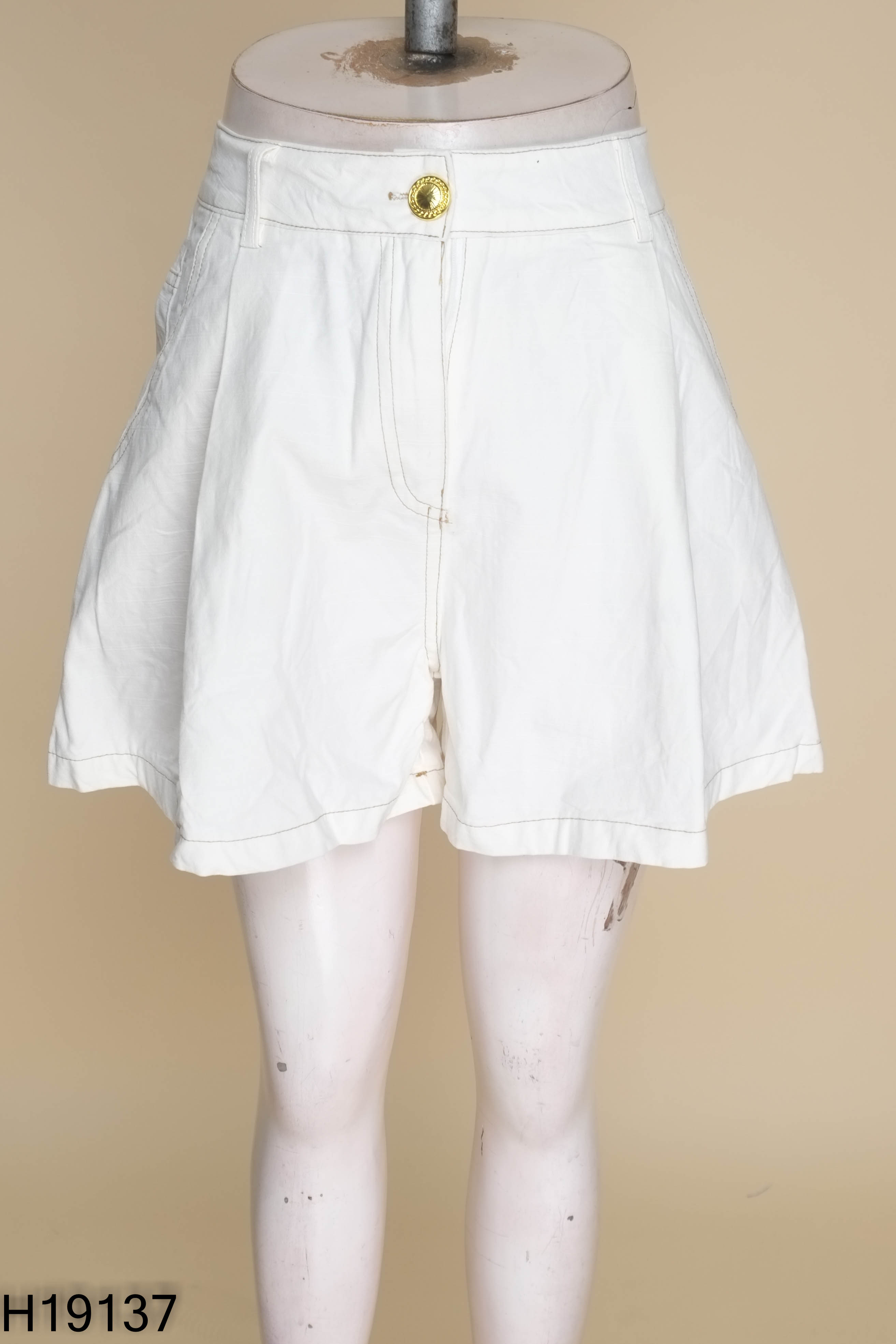 Quần shorts trắng