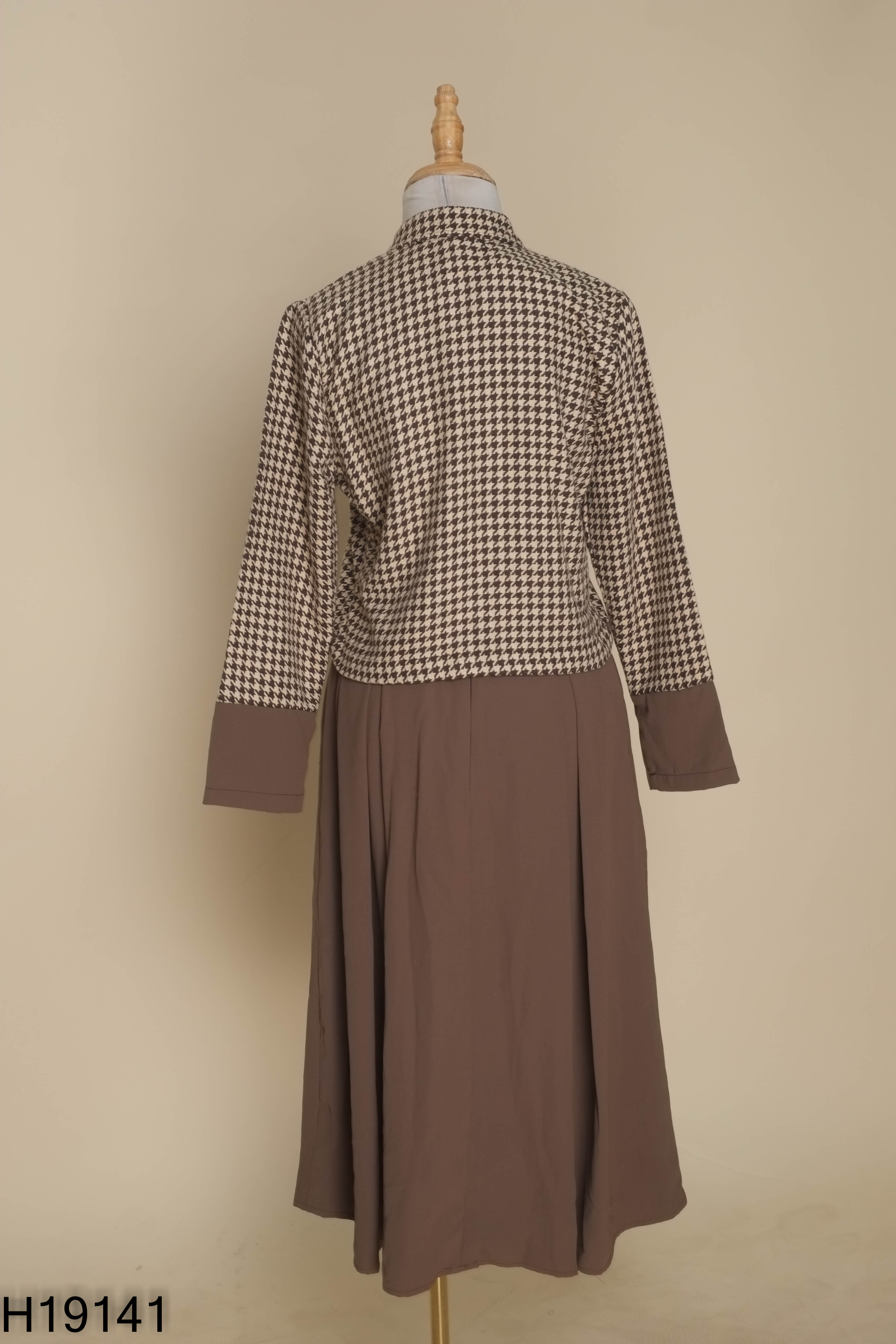 SET áo LEO'S WEARING nâu kẻ+ chan váy dài