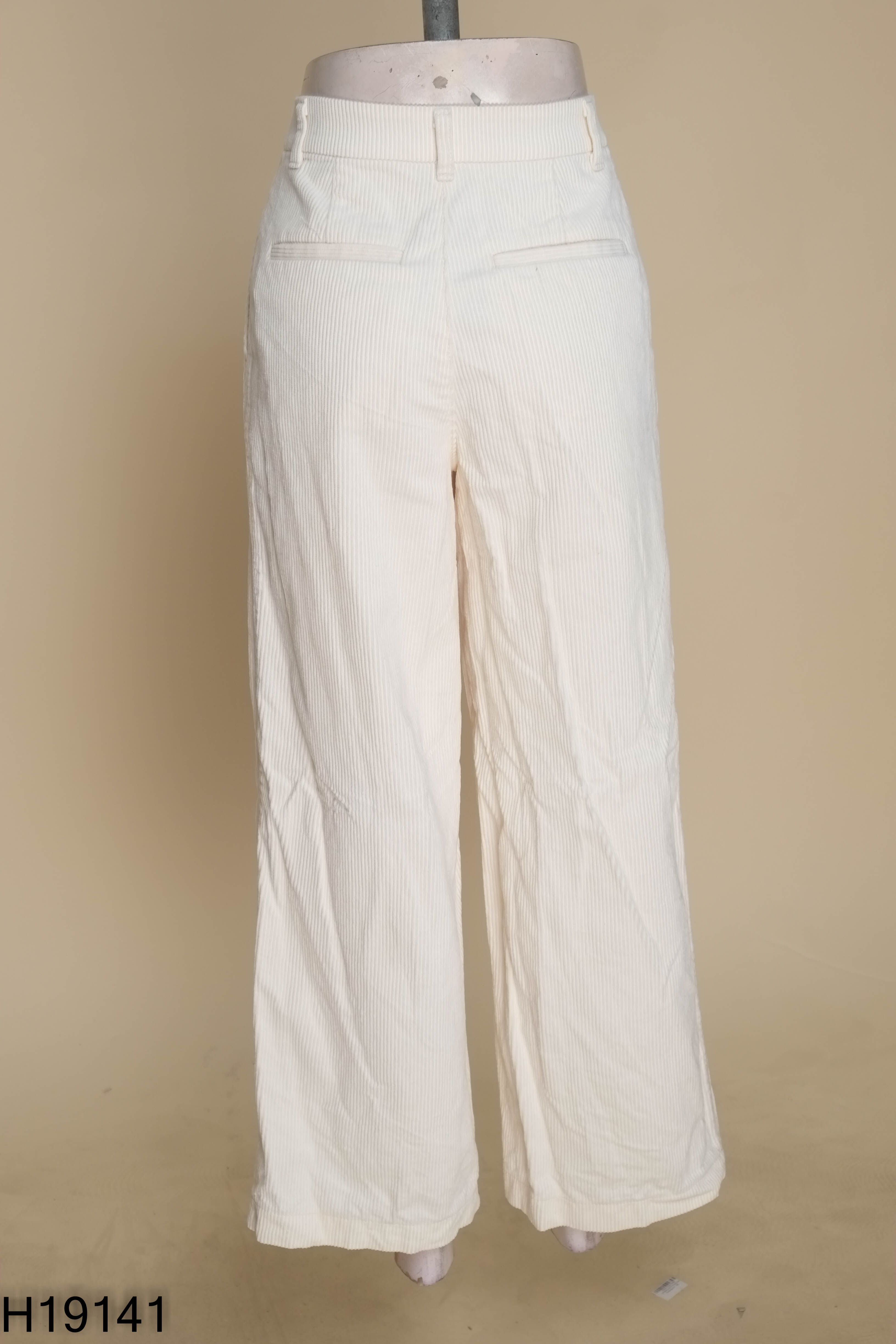 Quần UNIQLO kem nhung tăm