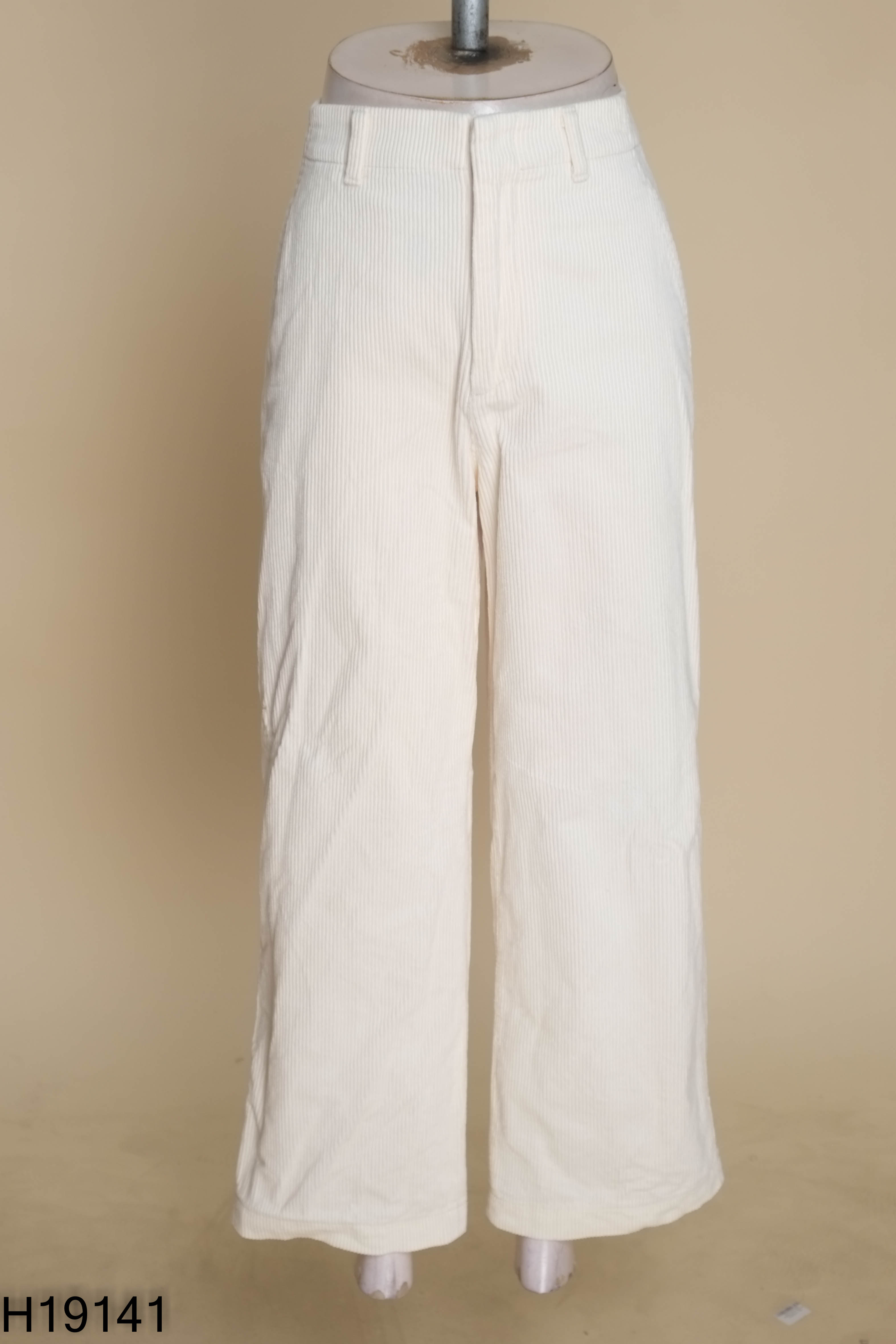 Quần UNIQLO kem nhung tăm