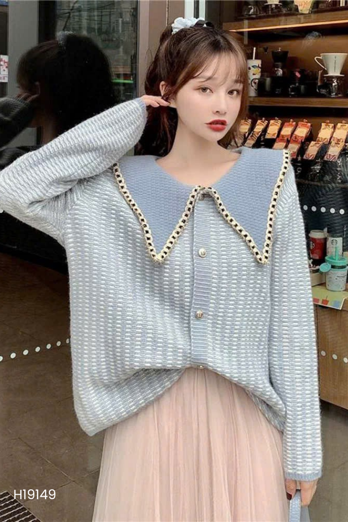 Áo len xanh cổ vạt phối cúc