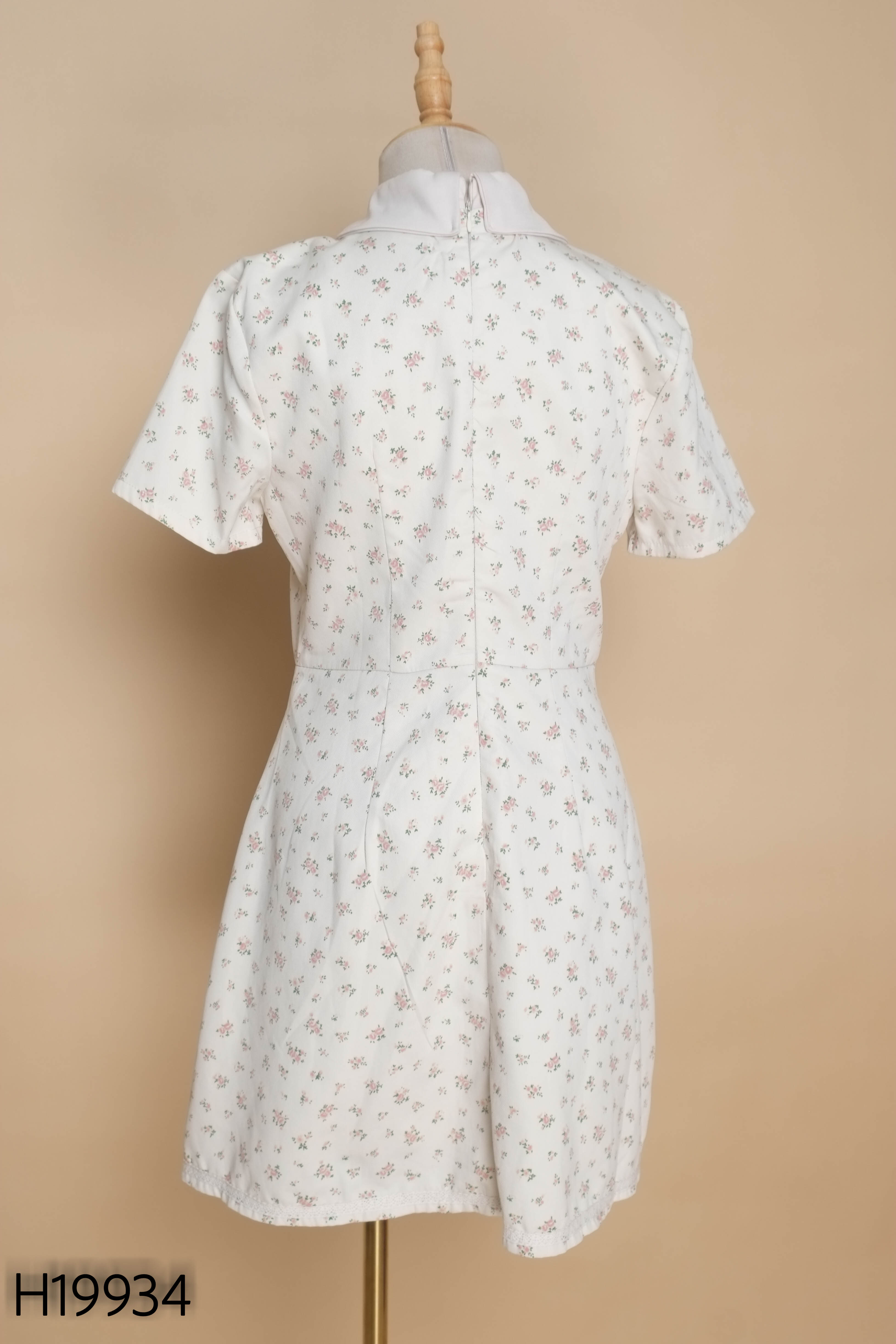 Váy trắng ZIMEE DRESS cổ sen in hoa