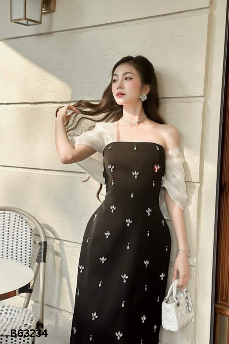 Váy đen SOLEIL đính đá cổ ren