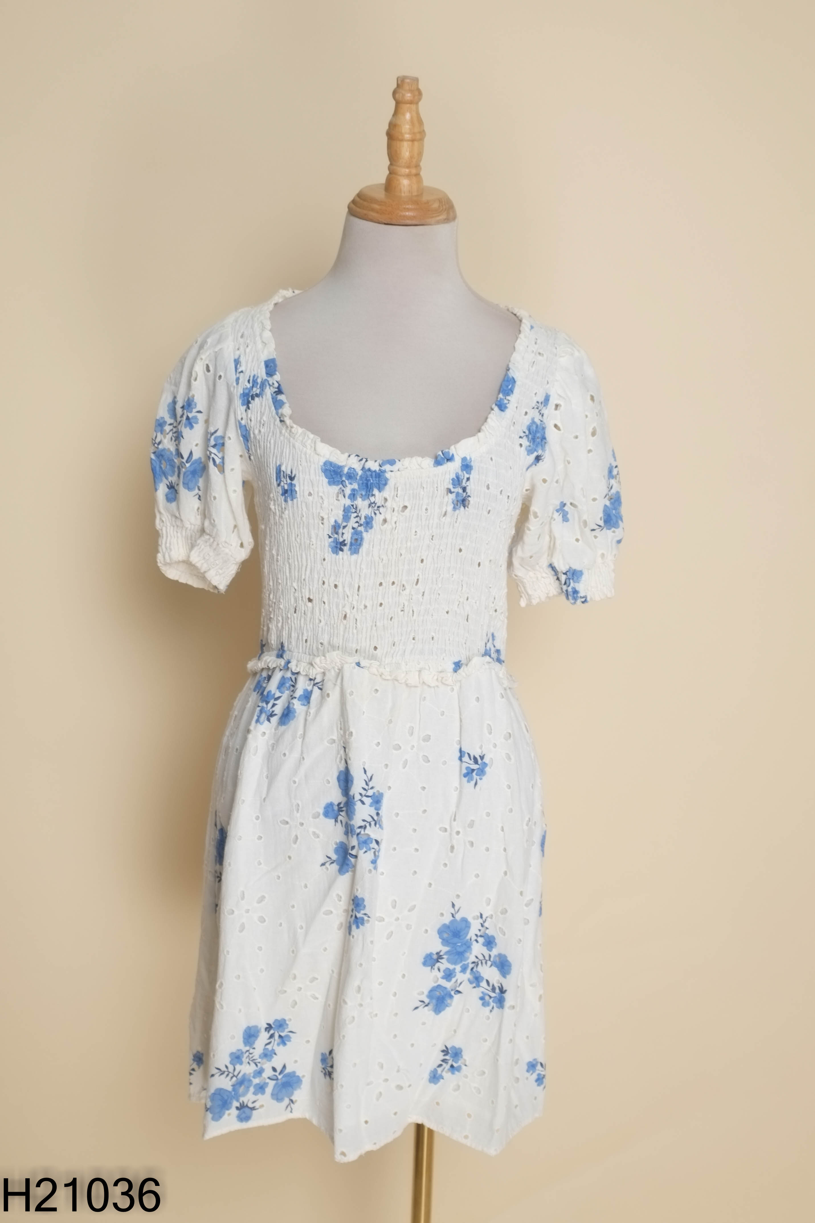 Váy trắng nhún họa tiết hoa xanh ZARA