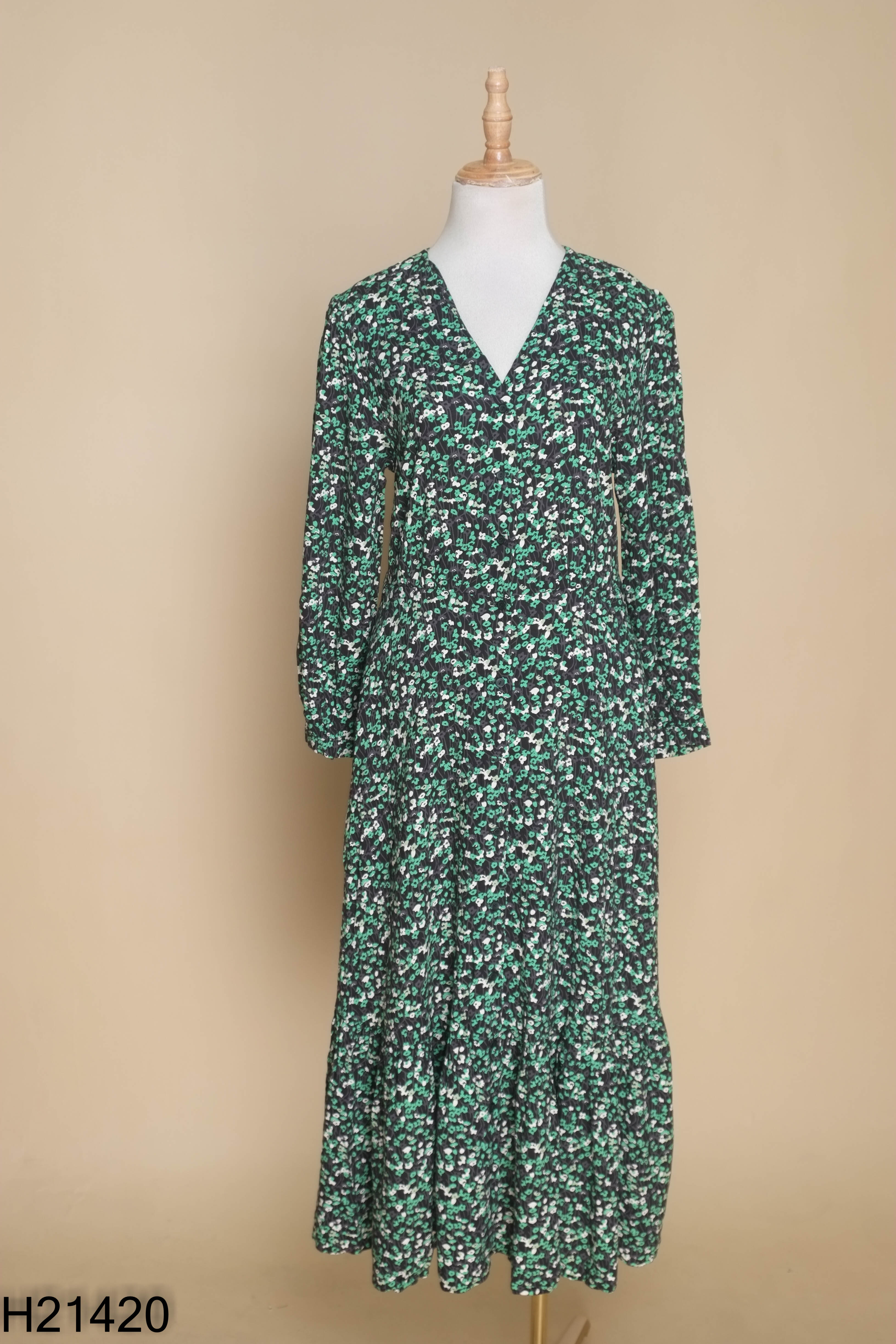 Váy UNIQLO đen hoa nhi xanh