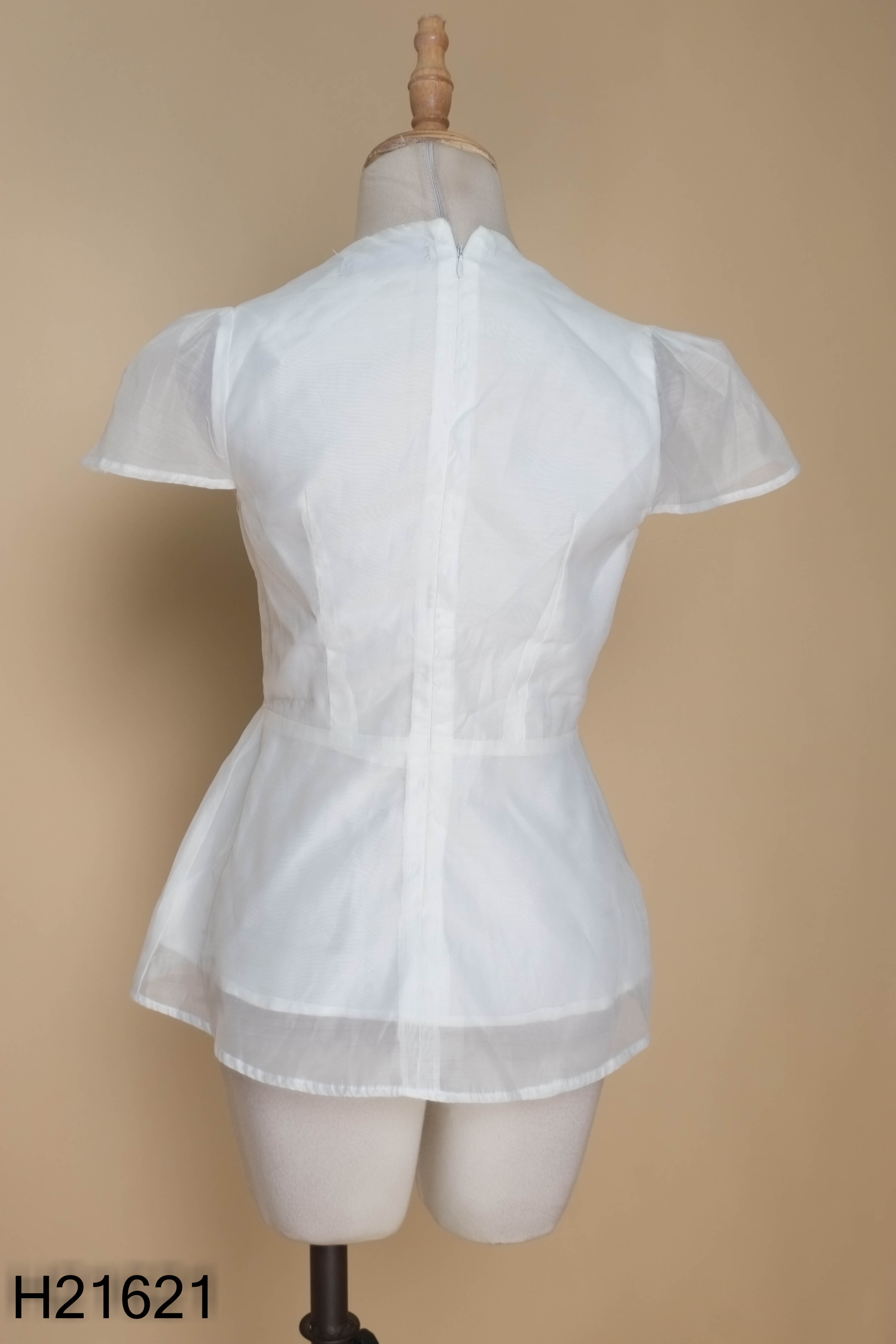 Áo voan trắng cổ vuông