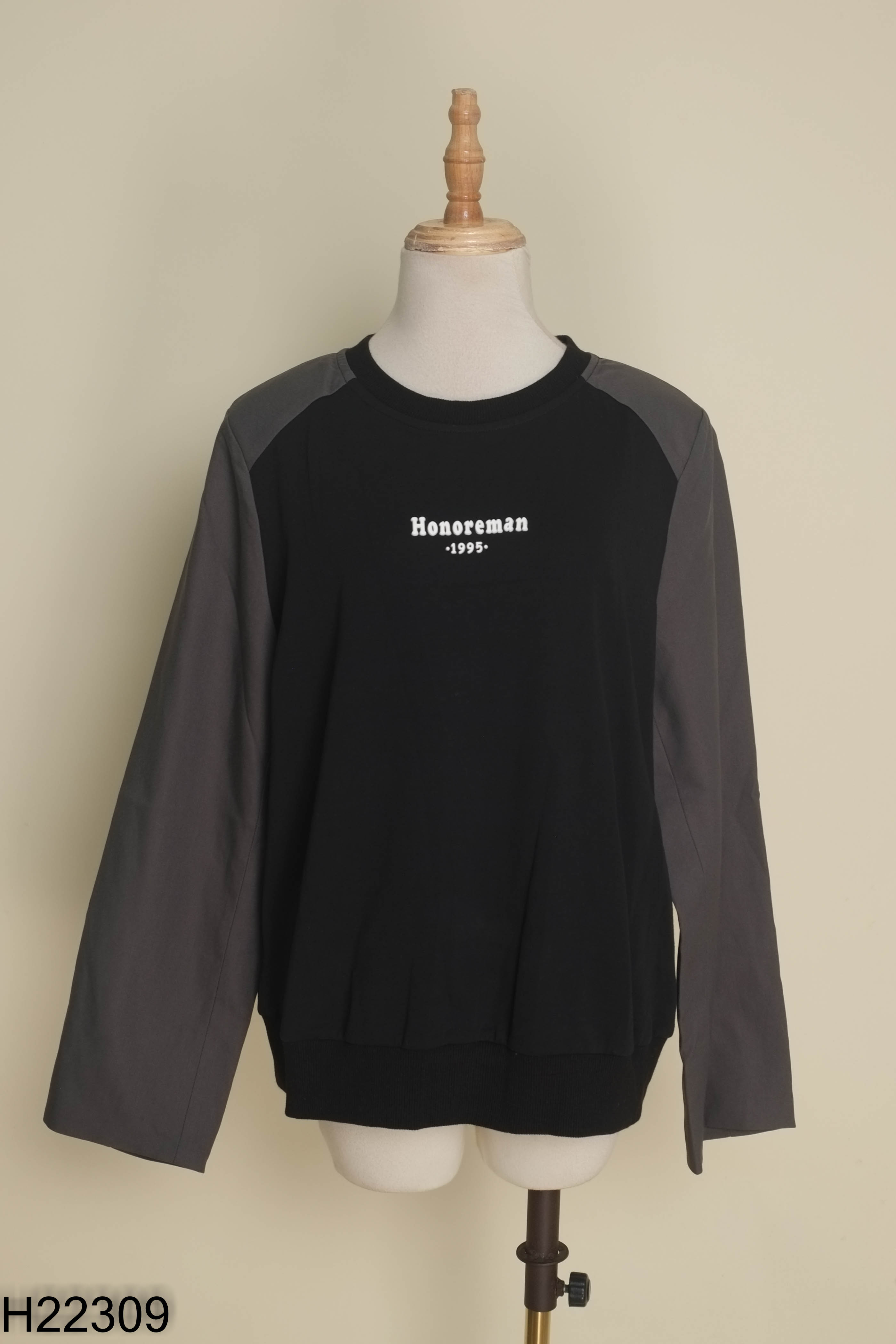 NEWTAG Áo sweater đen xám chữ nổi