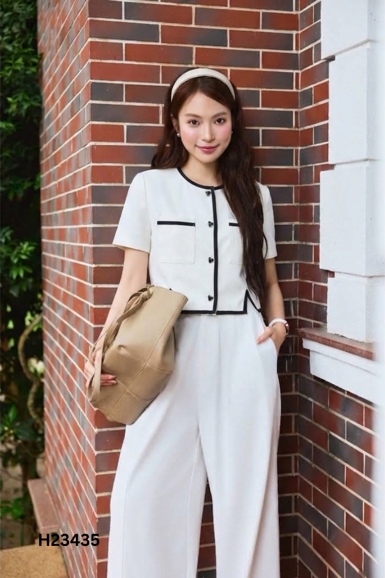 Áo trắng CALIE viền đen khuy tim