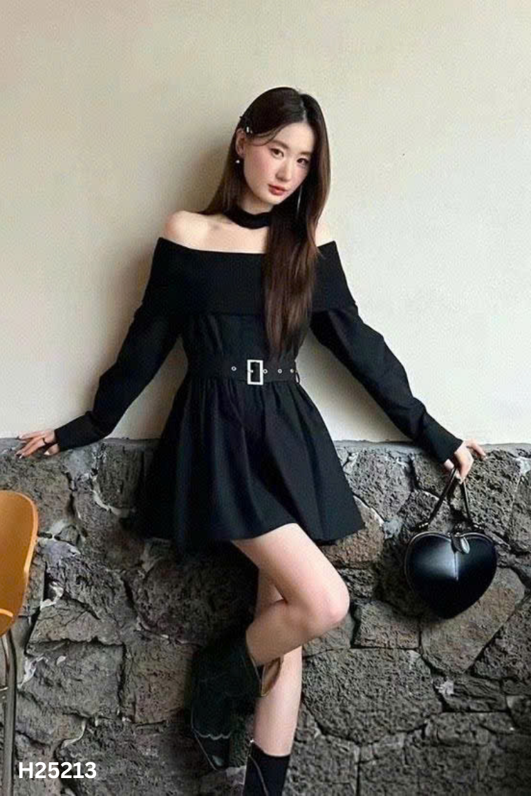 Váy đen phối cổ len