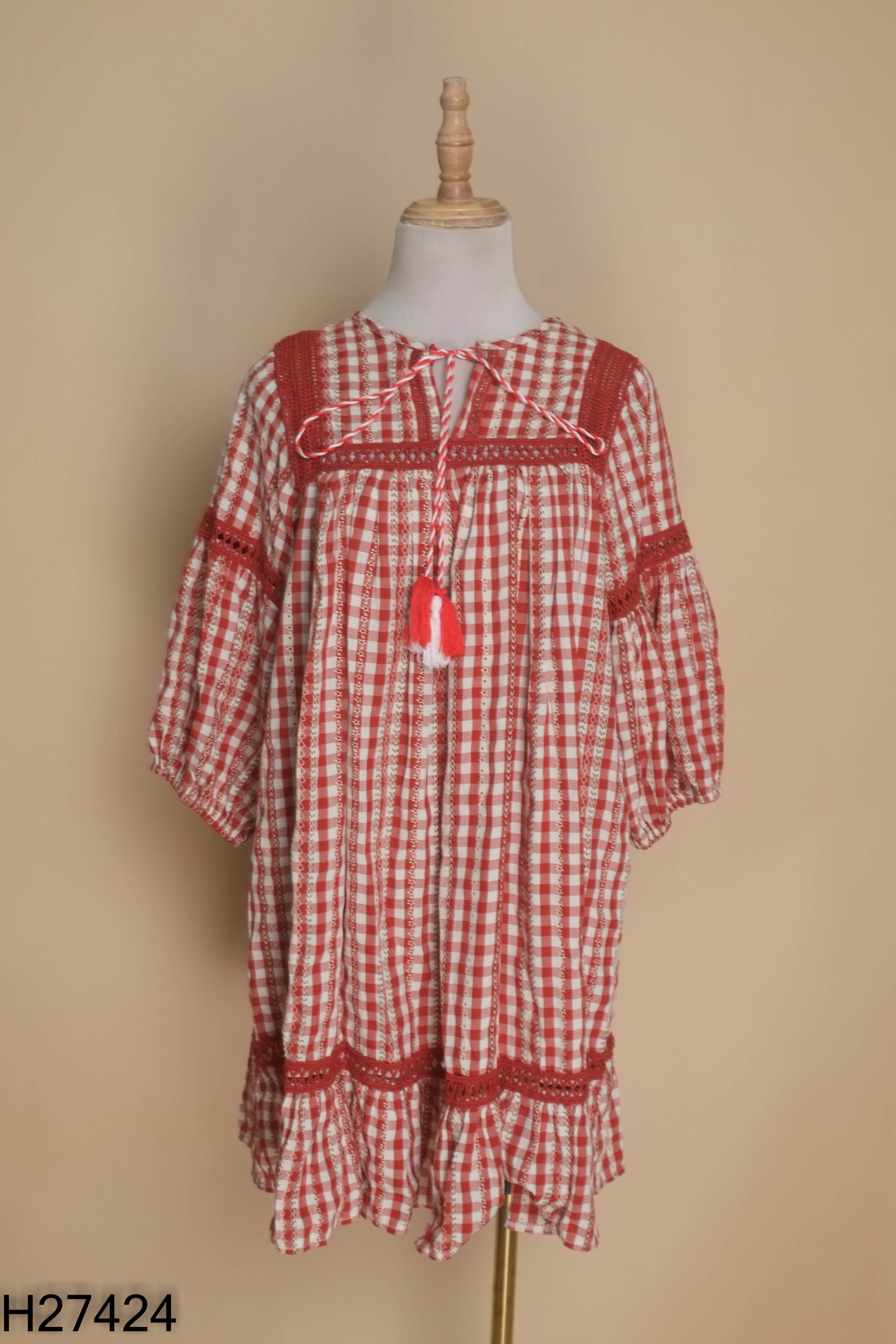 Váy đỏ kẻ suông