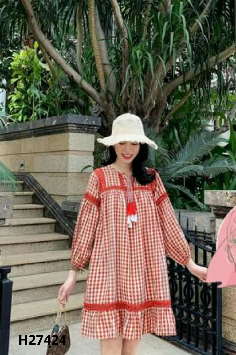 Váy đỏ kẻ suông