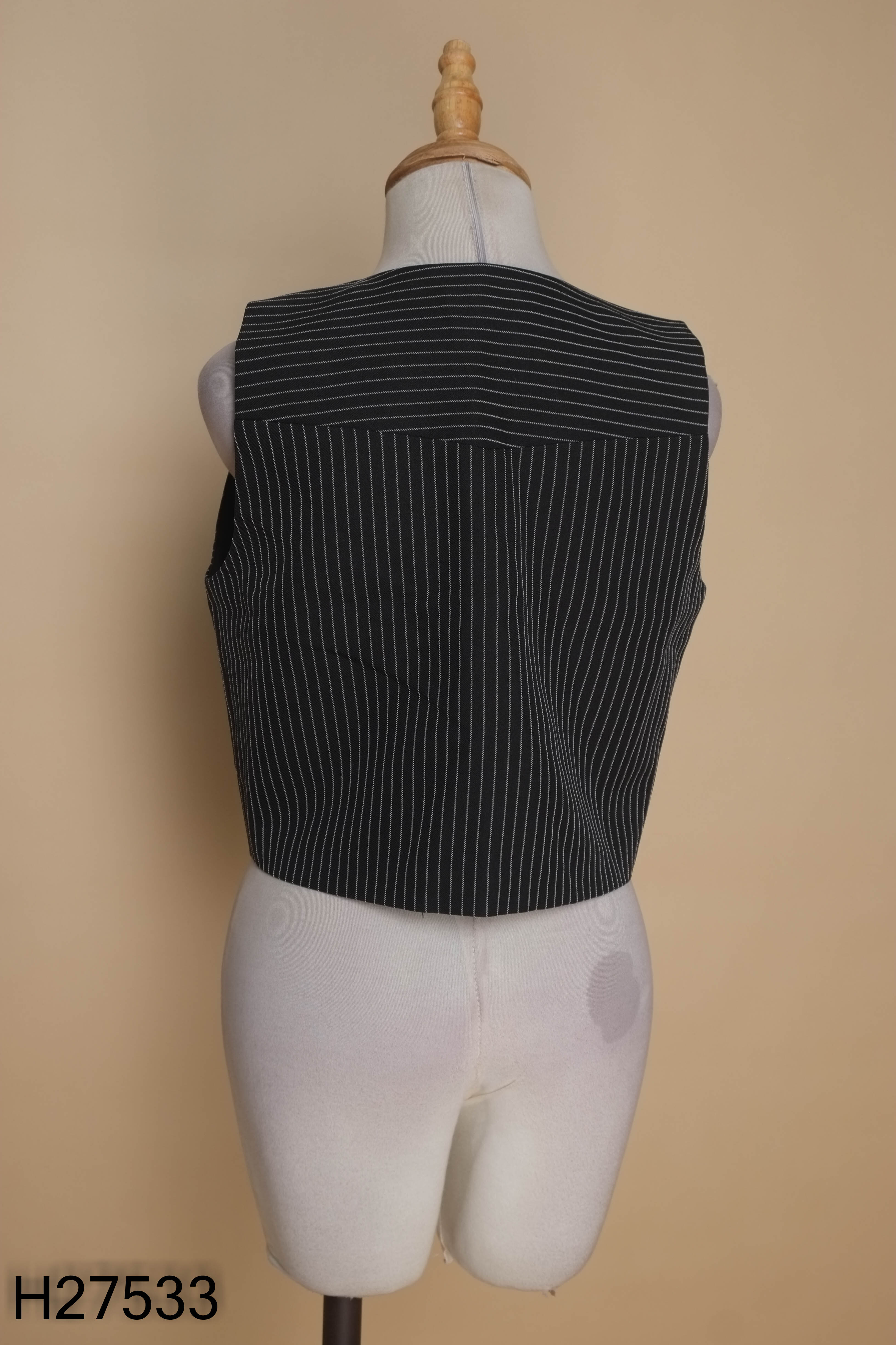 Áo vest đen kẻ trắng
