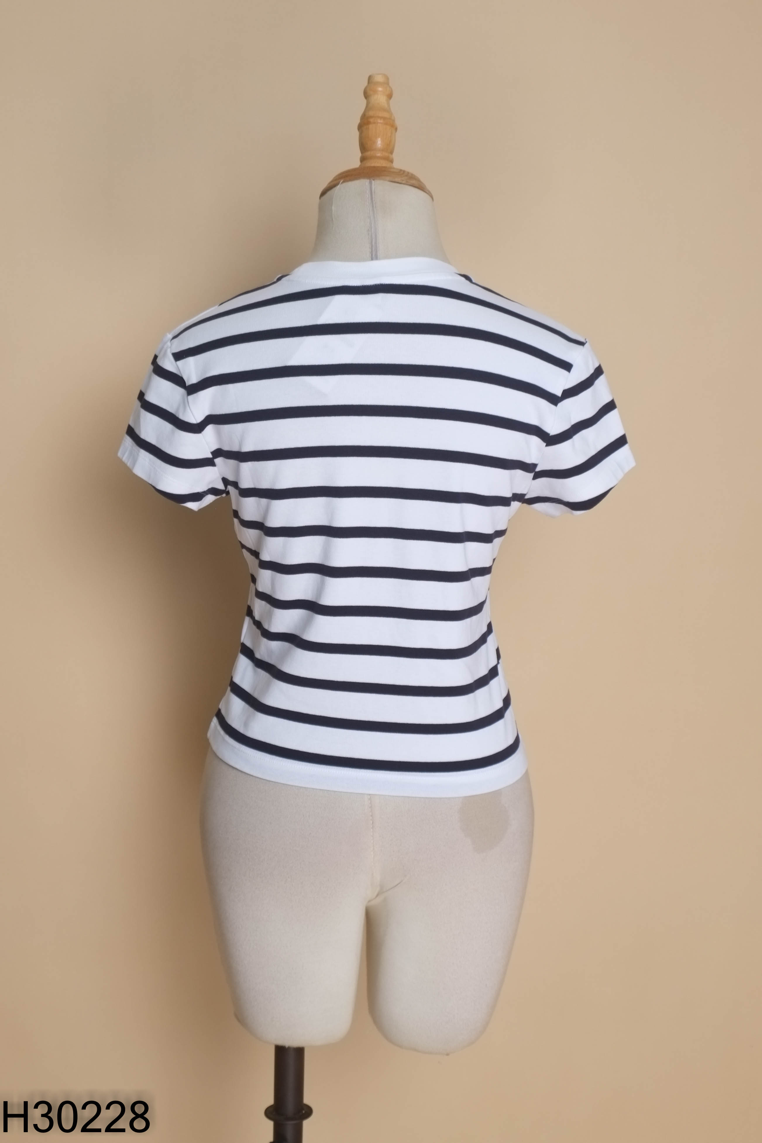 Áo UNIQLO trắng kẻ đen
