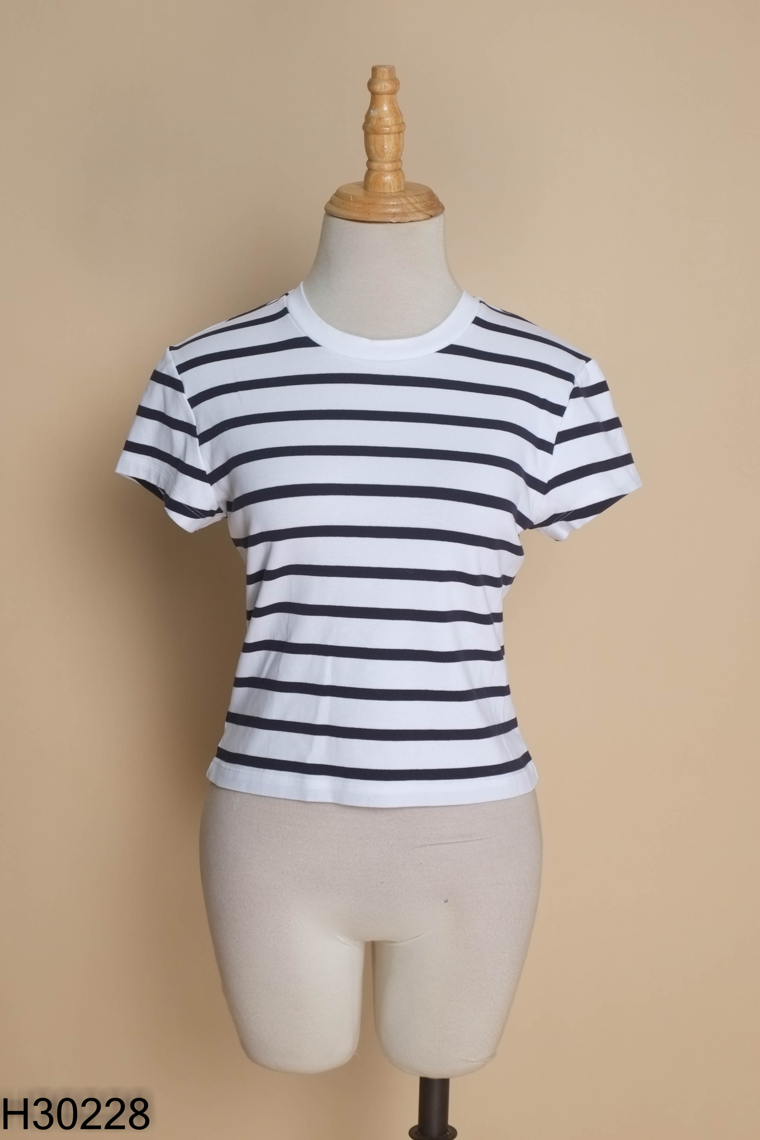 Áo UNIQLO trắng kẻ đen