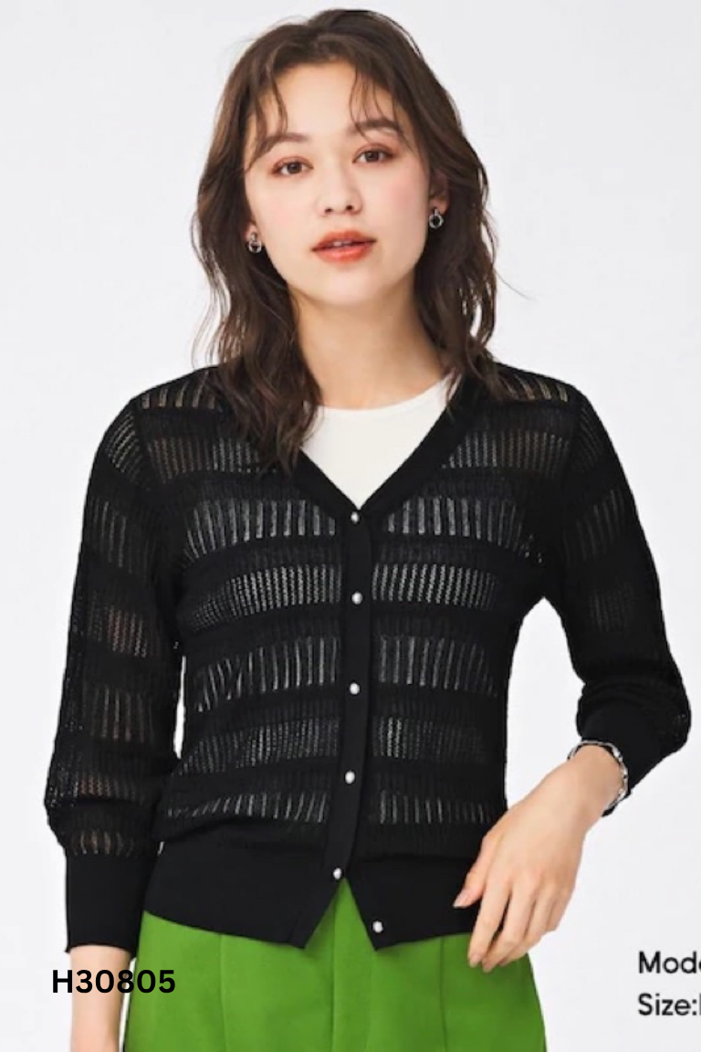 Áo len GU đen cúc ngọc