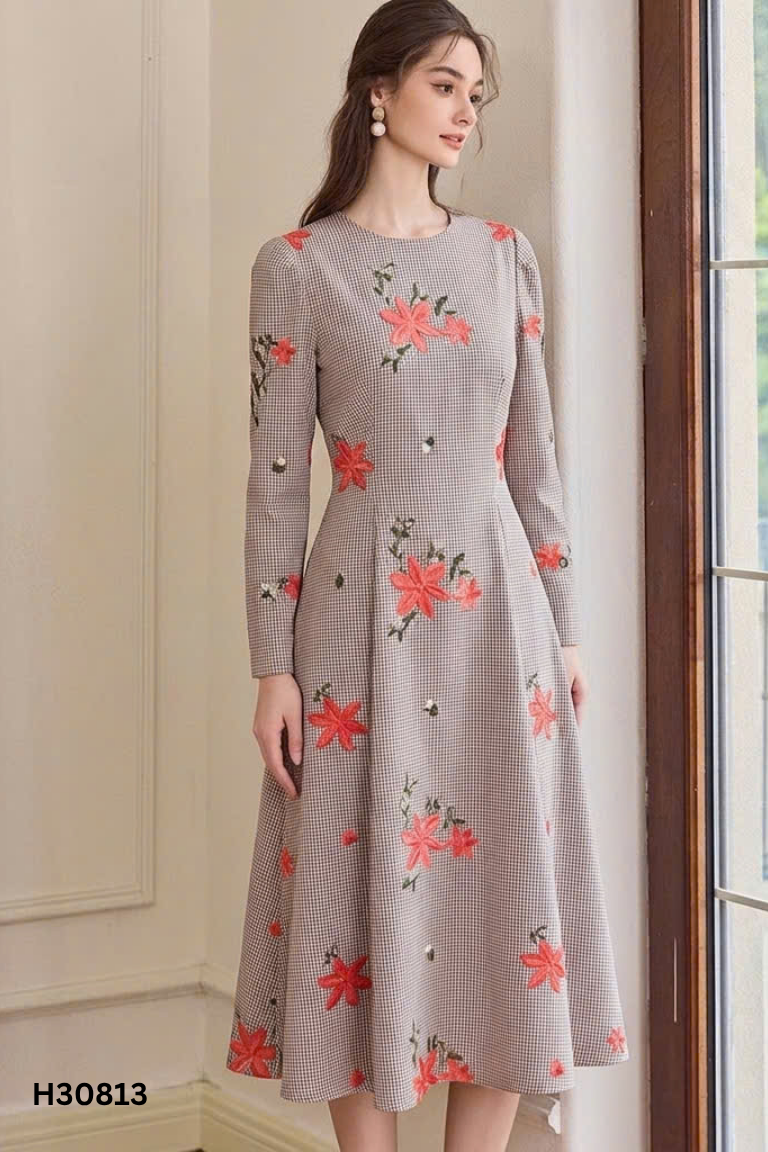 Váy nâu kẻ caro thêu hoa