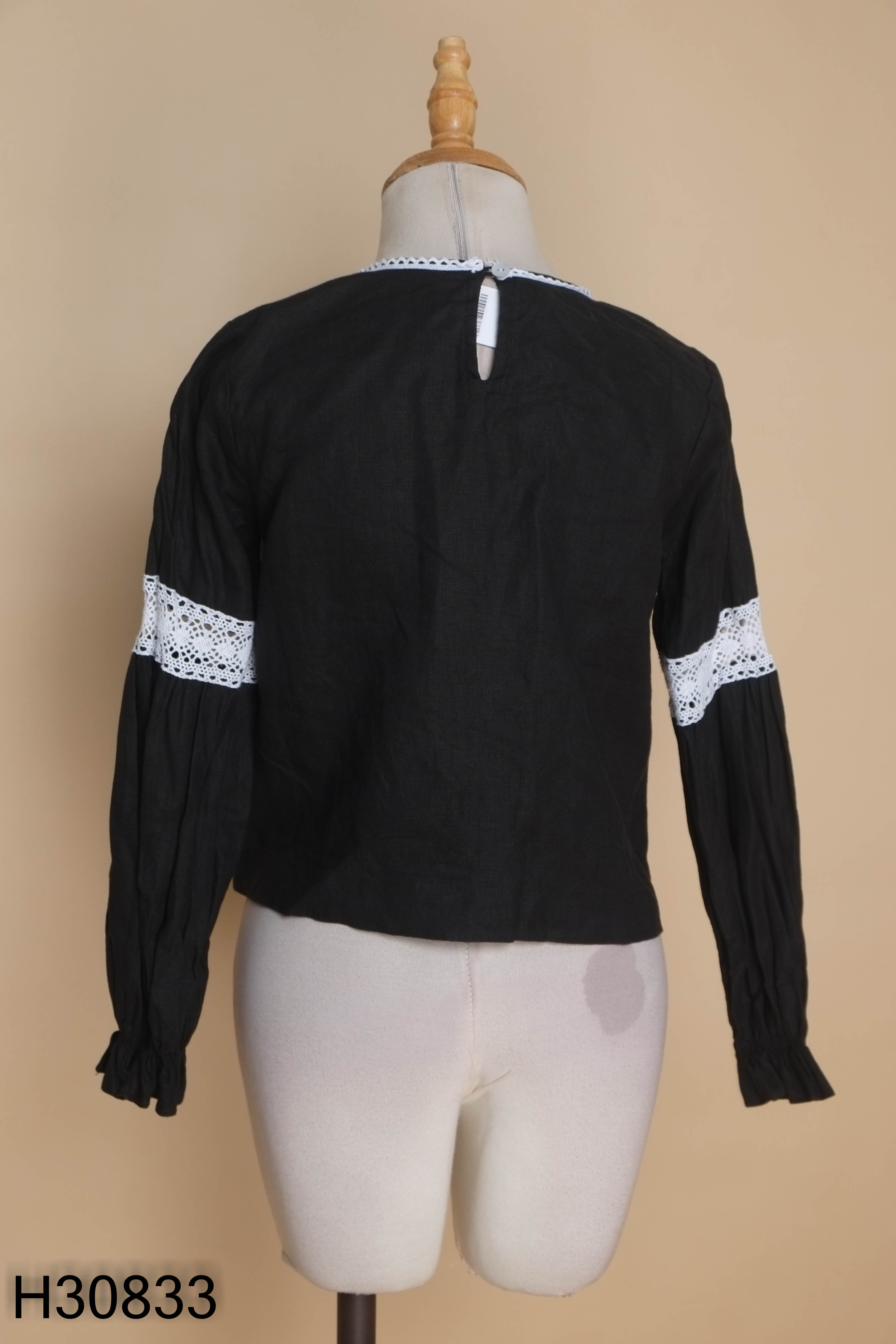 Áo linen GÁC LINEN đen thêu hoa trắng